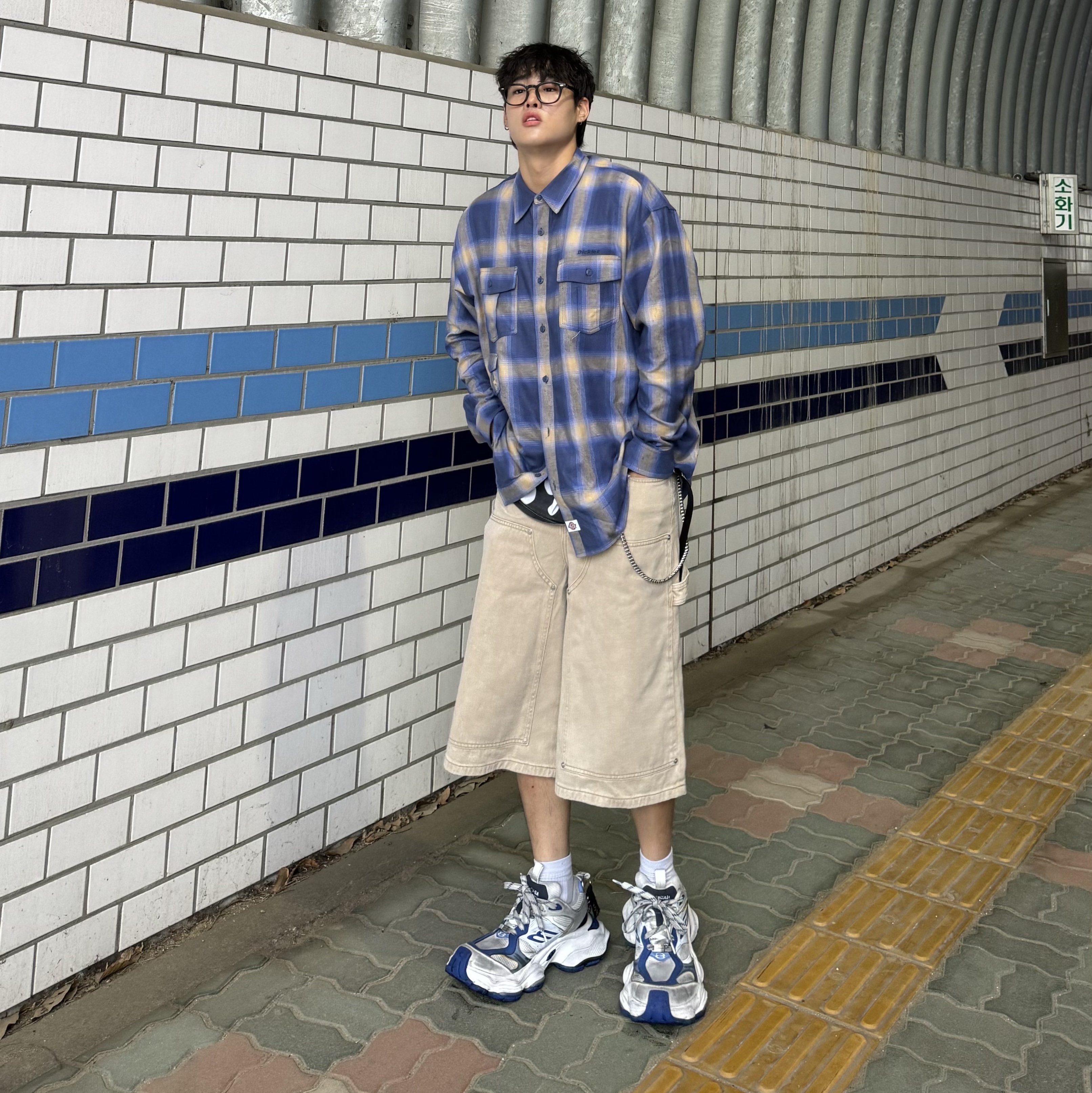 Balenciaga Cargo Sneakers Grey White Blue 착용 스타일 - 1