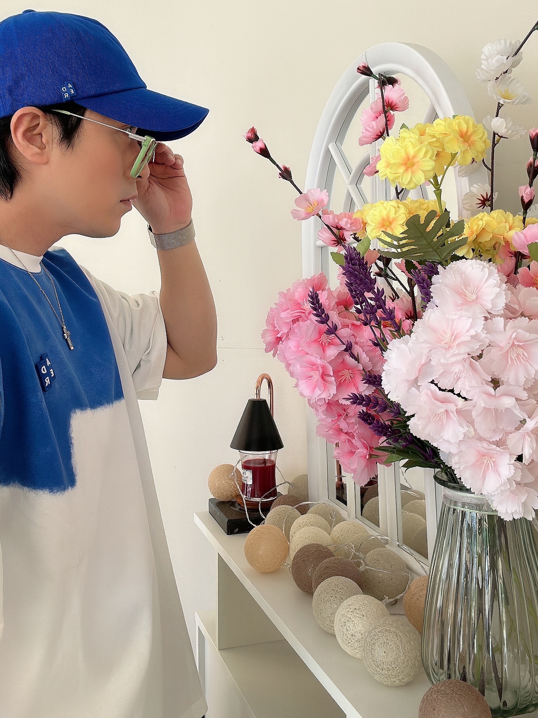 Ader Error Sig; TRS Tag T-Shirt 02 Off White, Ader Error Sig; TRS/BL Tag Cap 03 Noir 착용 스타일 - 3