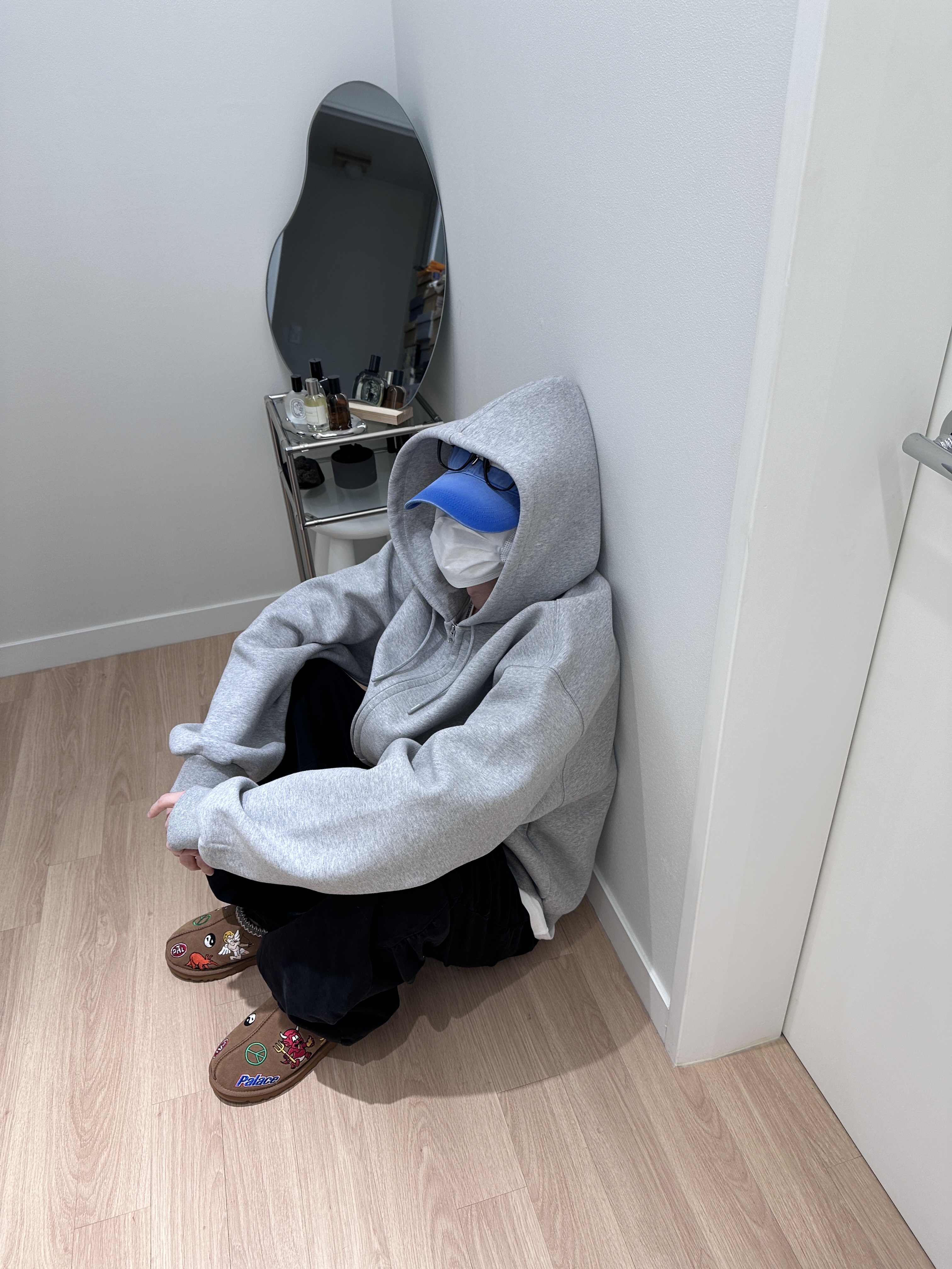 Nonnod Scuba Zip Hoodie Grey, UGG x Palace Tasman Slipper Chestnut 착용 스타일