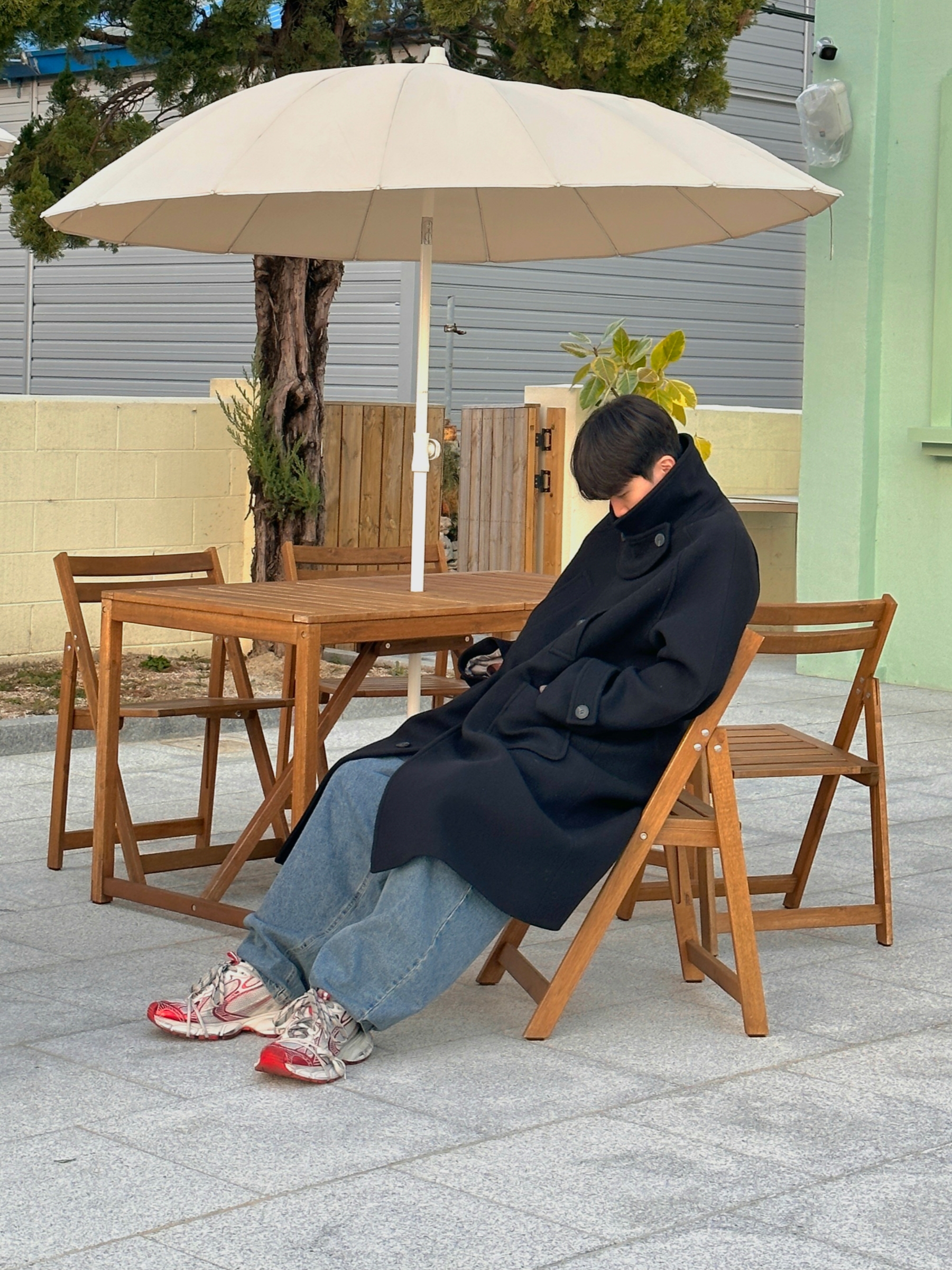 Undermycar Legion.02 Balmacaan Oversized Wool Coat Black, Balenciaga 3XL Sneakers White Red 착용 스타일 - 1