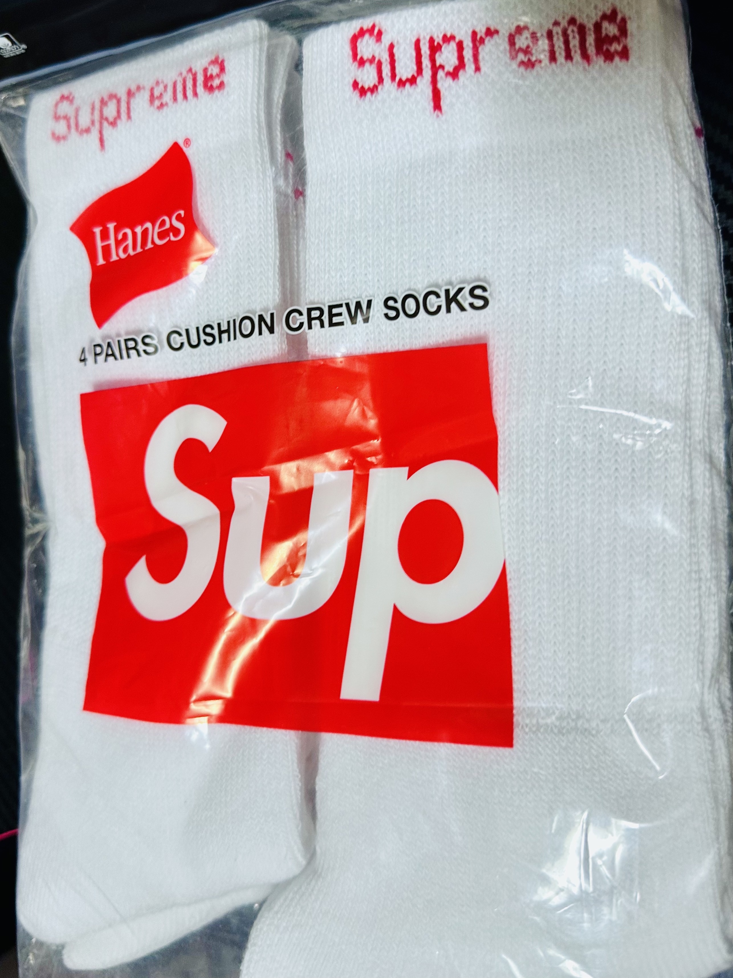 Supreme Hanes Crew Socks White (4 Pack) 착용 스타일 - 2