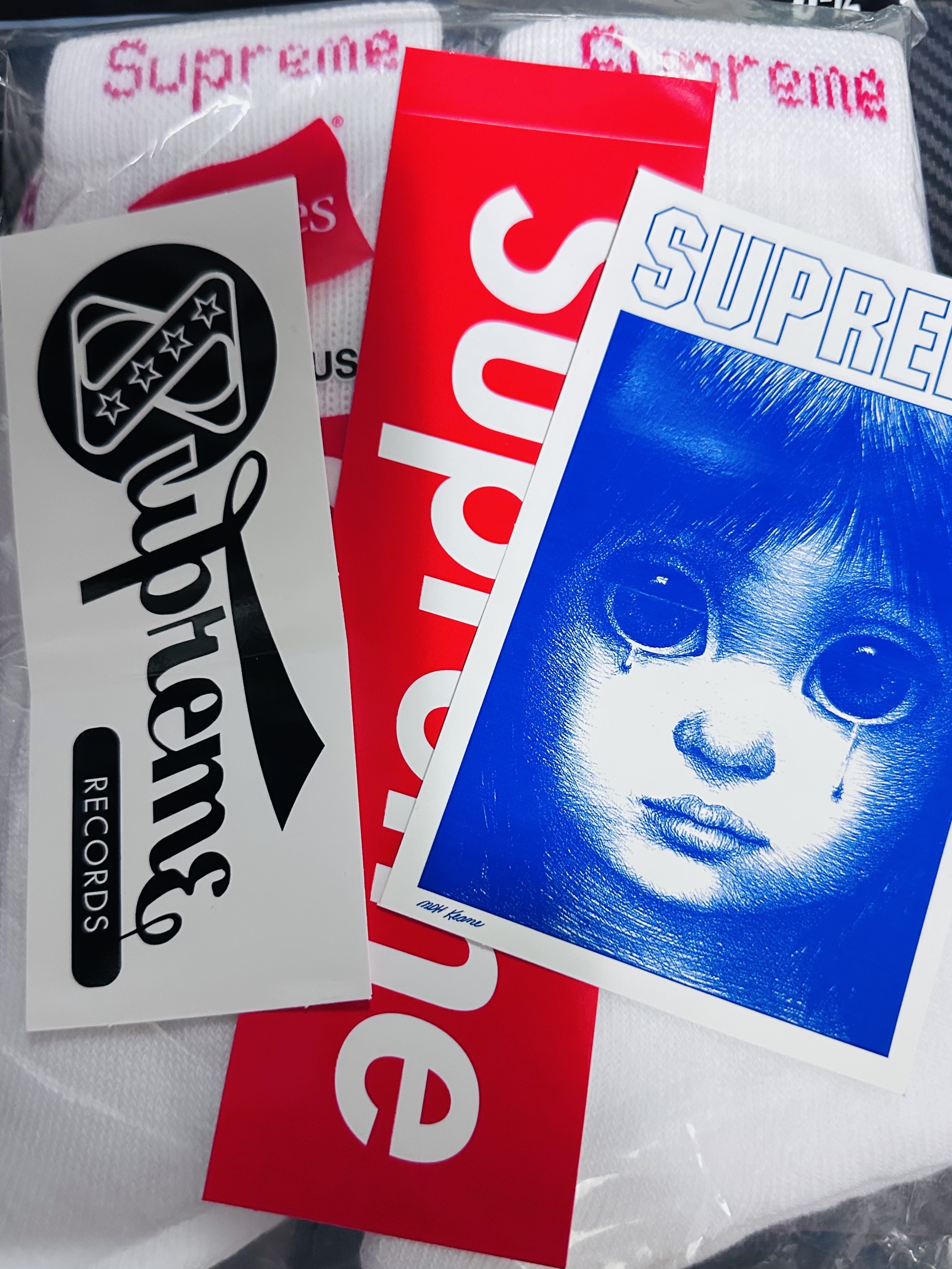 Supreme Hanes Crew Socks White (4 Pack) 착용 스타일 - 1