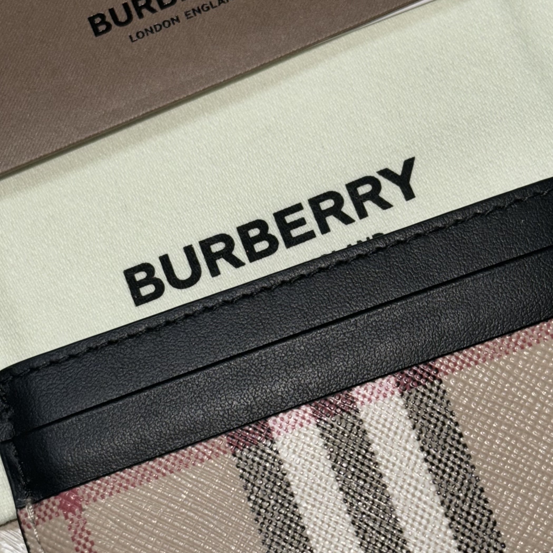 Burberry Vintage Check Leather Card Case Archive Beige Black 착용 스타일