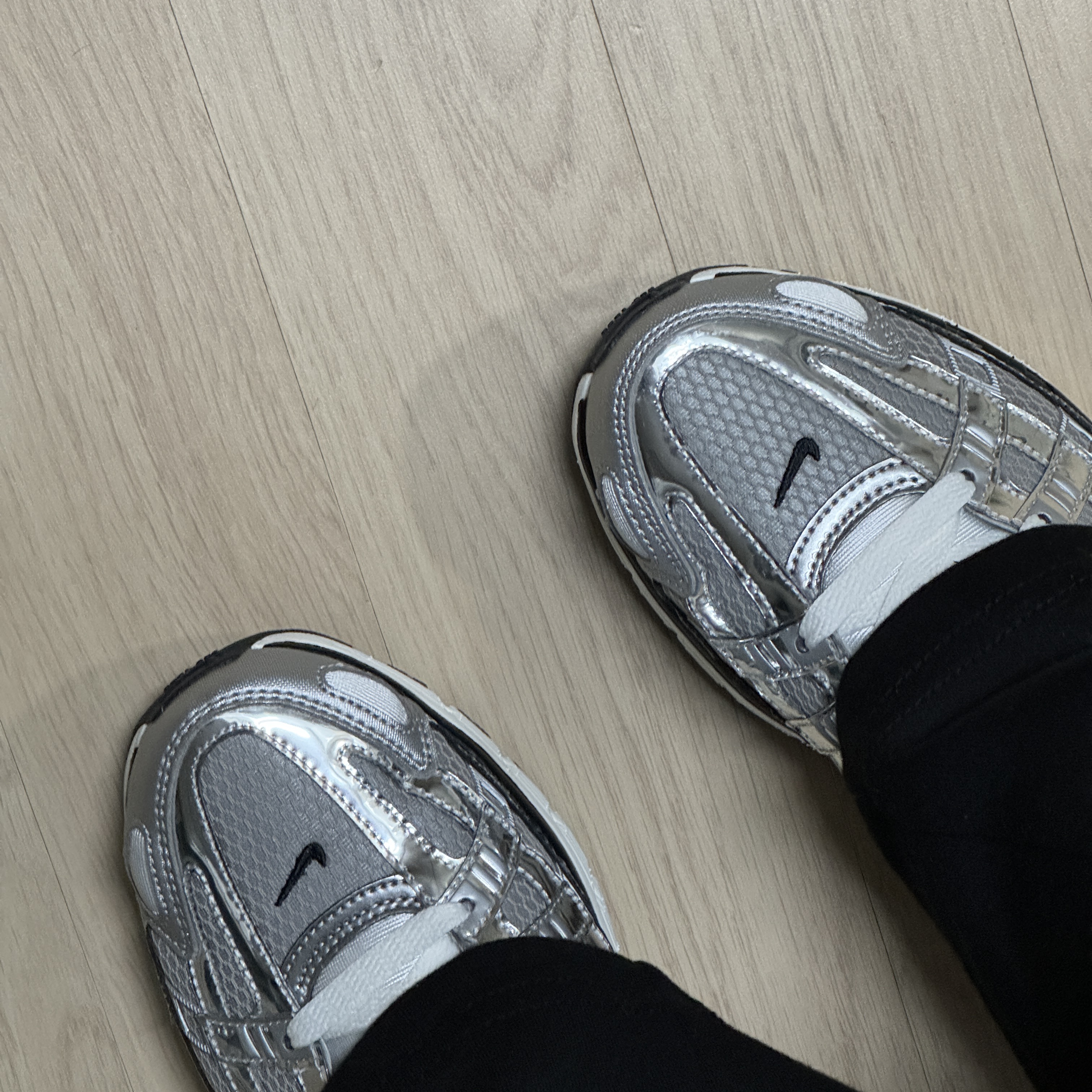 Nike P-6000 Metallic Silver 착용 스타일 - 3