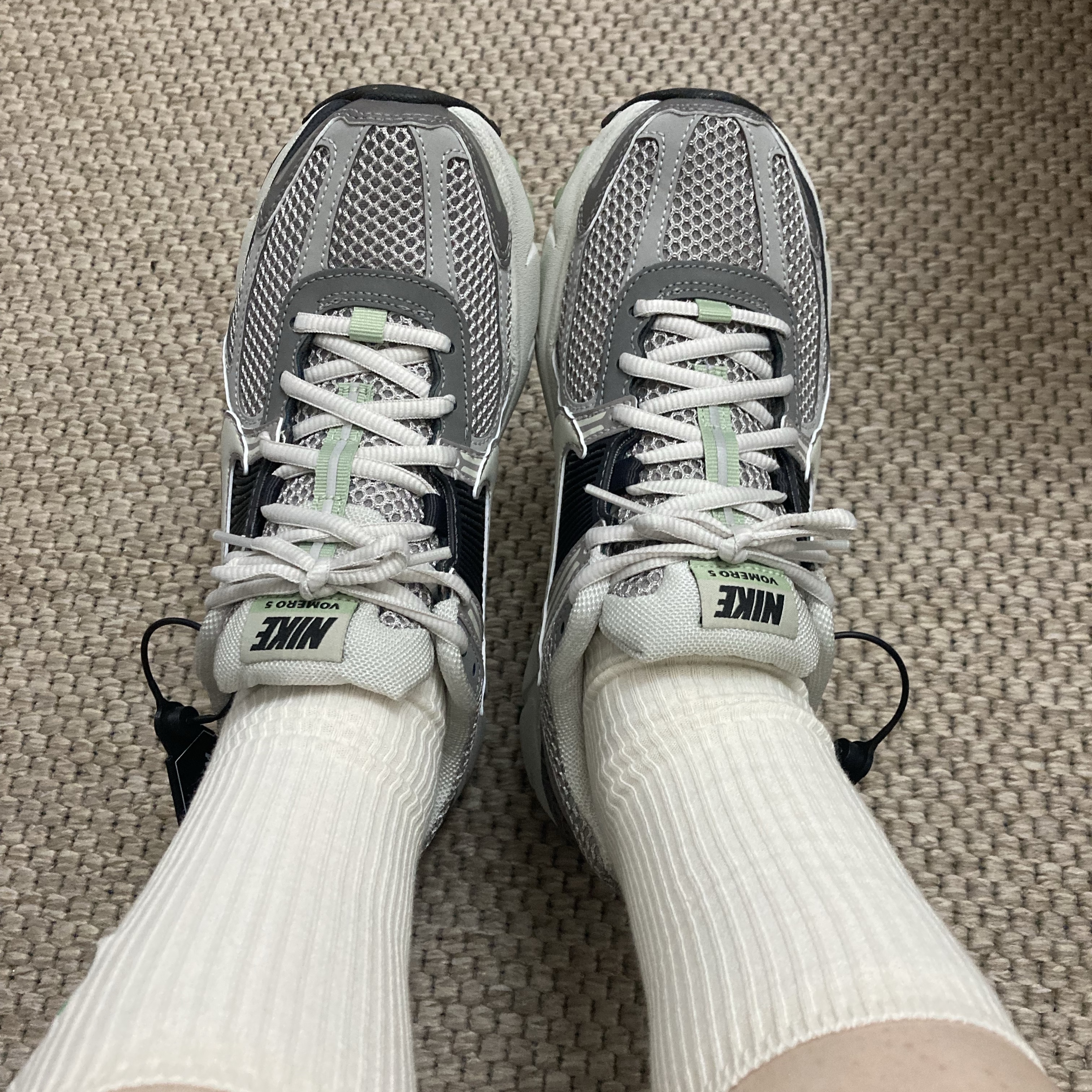 (W) Nike Zoom Vomero 5 Cobblestone and Flat Pewter 착용 스타일