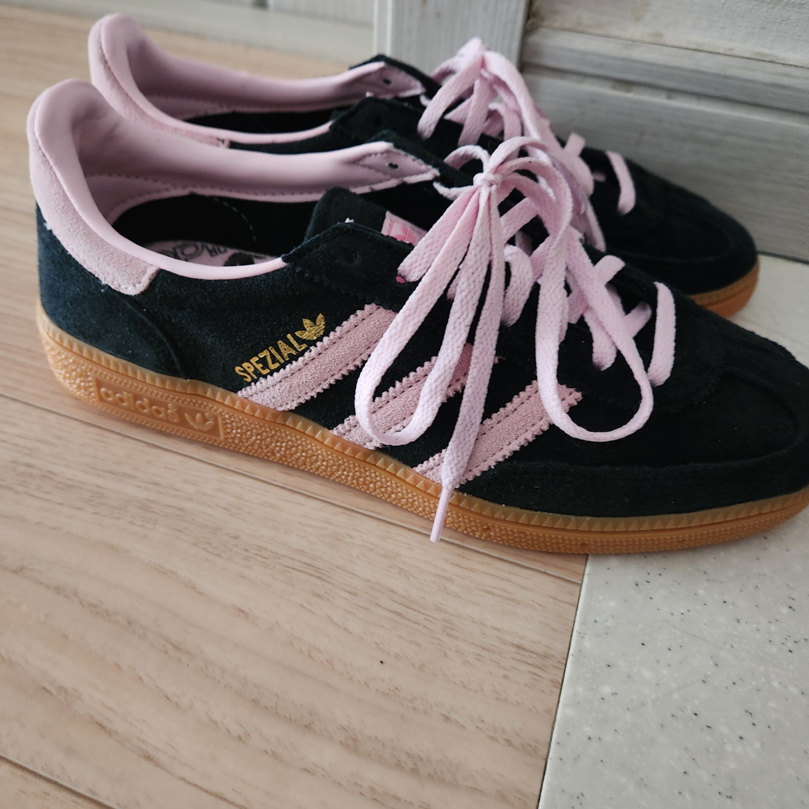 (W) Adidas Spezial Handball Core Black Clear Pink 착용 스타일