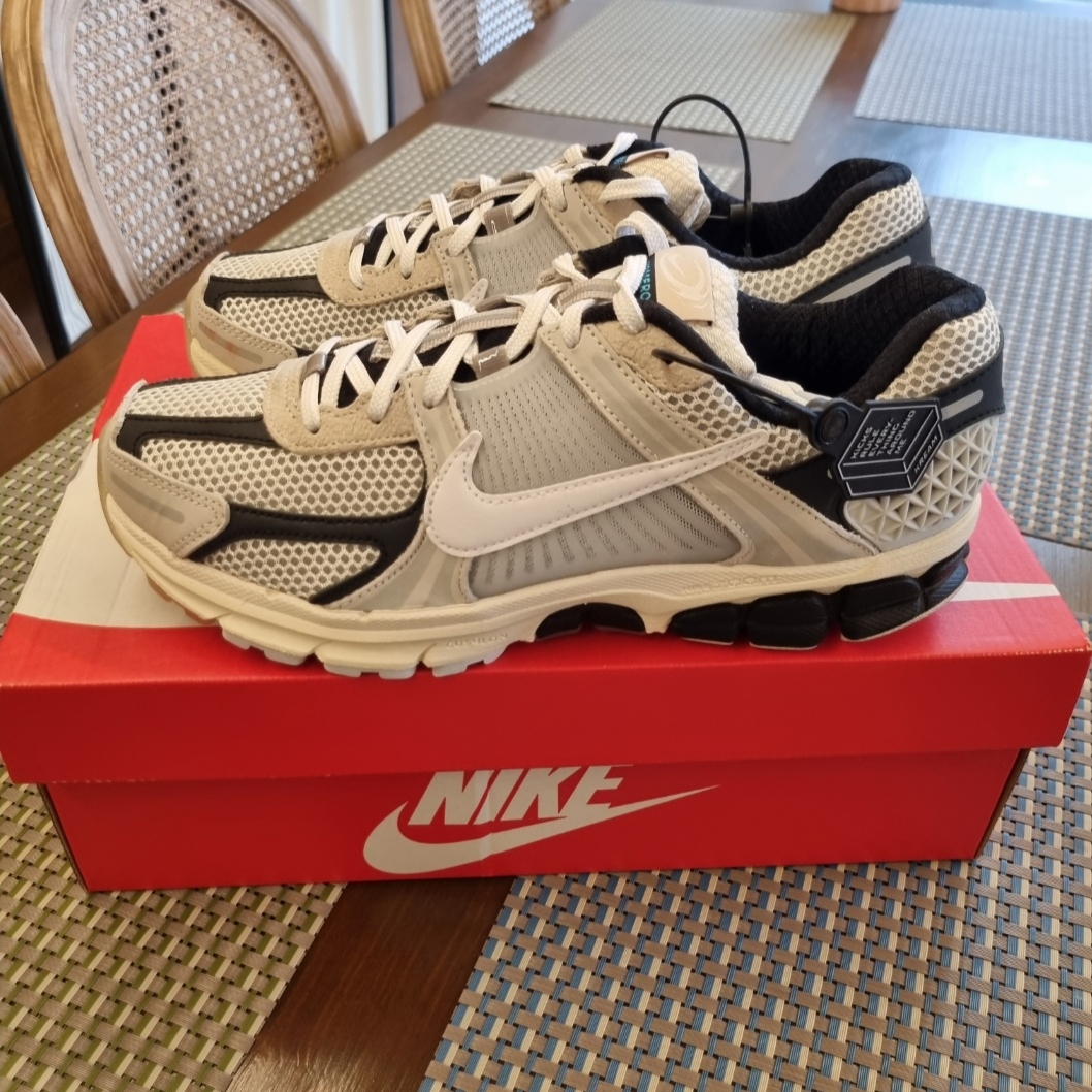 Nike Zoom Vomero 5 Light Bone and Black 착용 스타일