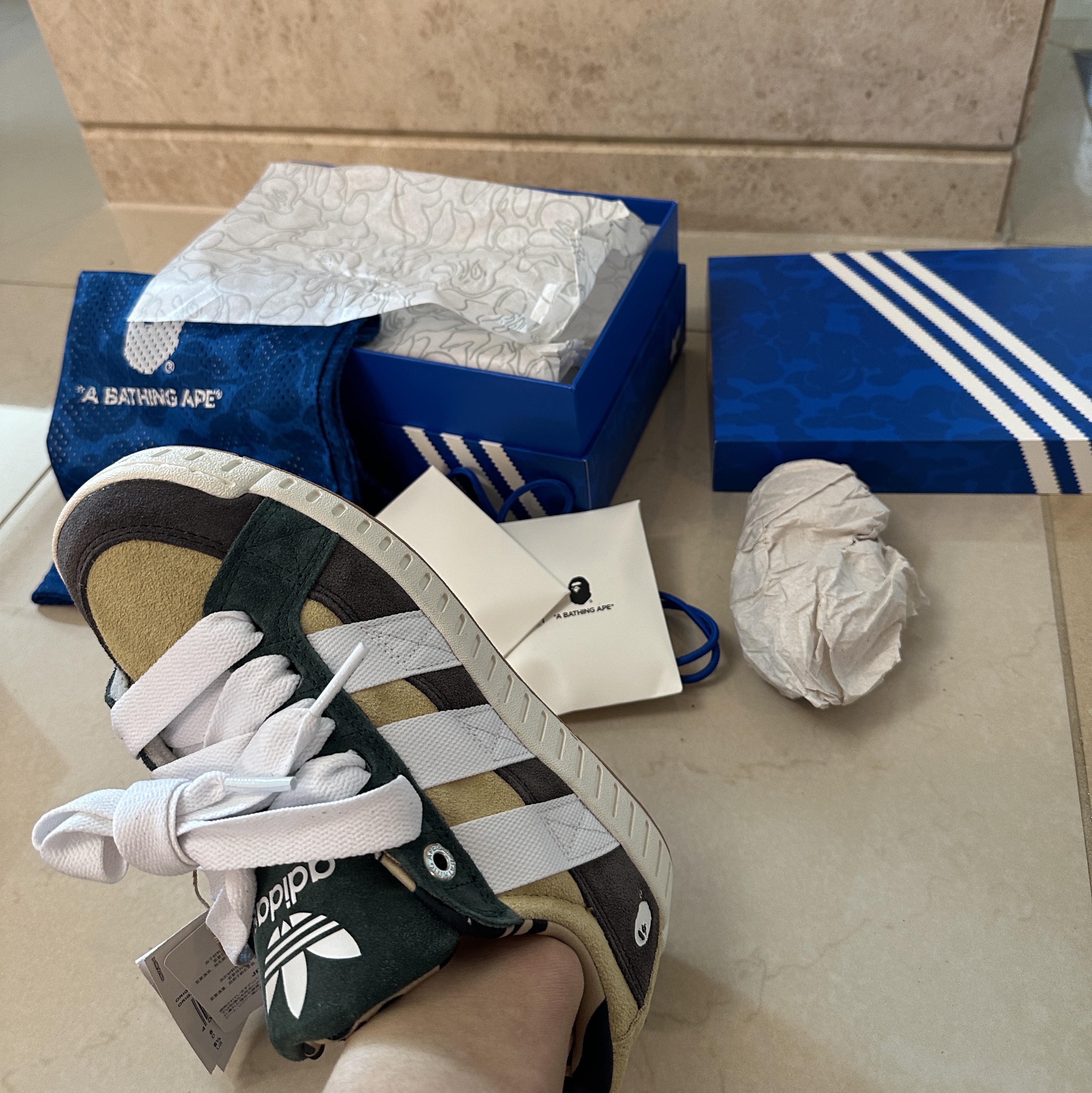 Adidas X BAPE Lawsuit Sand Cloud White 착용 스타일 - 3