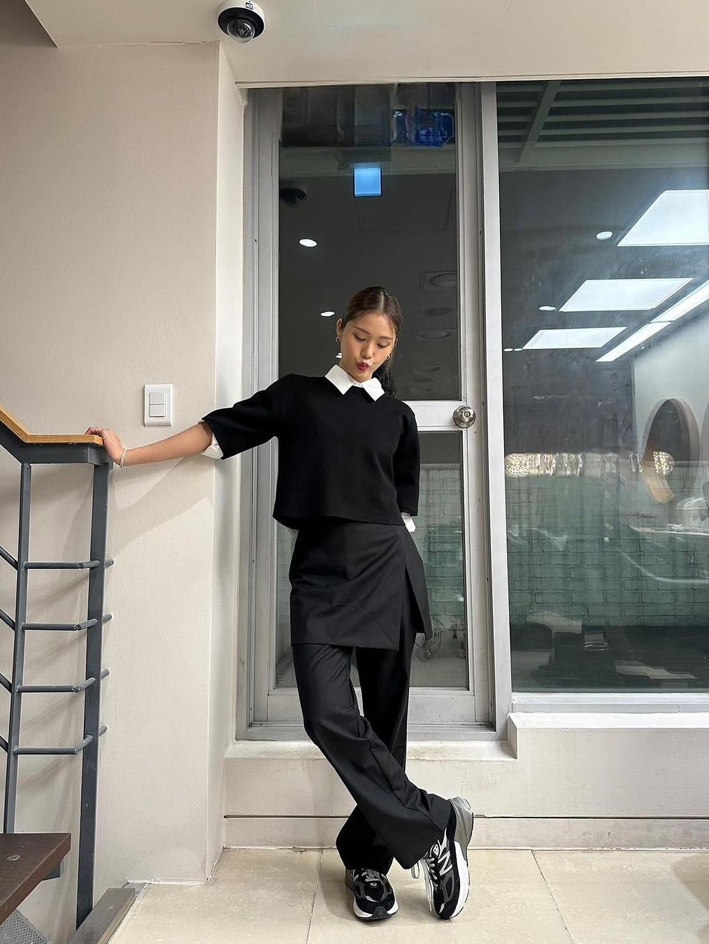 (W) Jichoi Apron Skirt Pants Black 착용 스타일 - 6