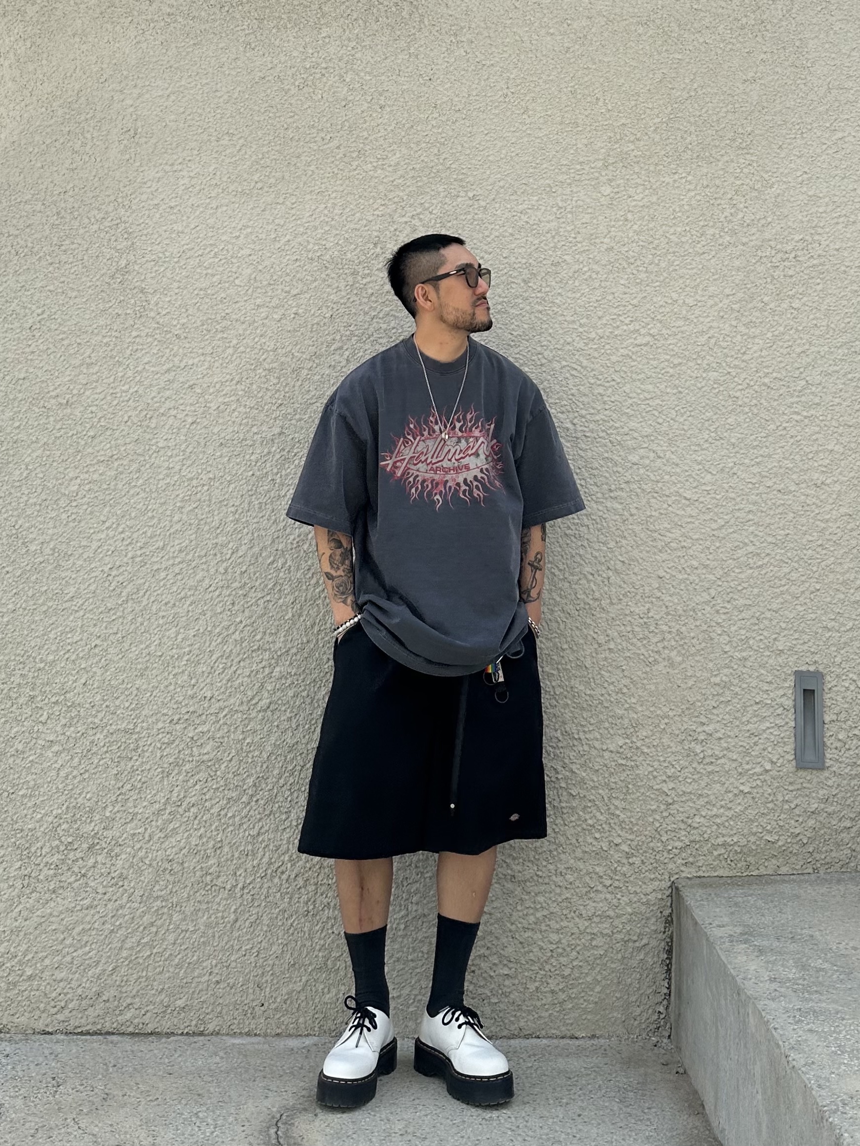 Dr. Martens 1461 Bex White, Dickies Loose Fit 13 Inch Flat Front Work Shorts Black 착용 스타일 - 1