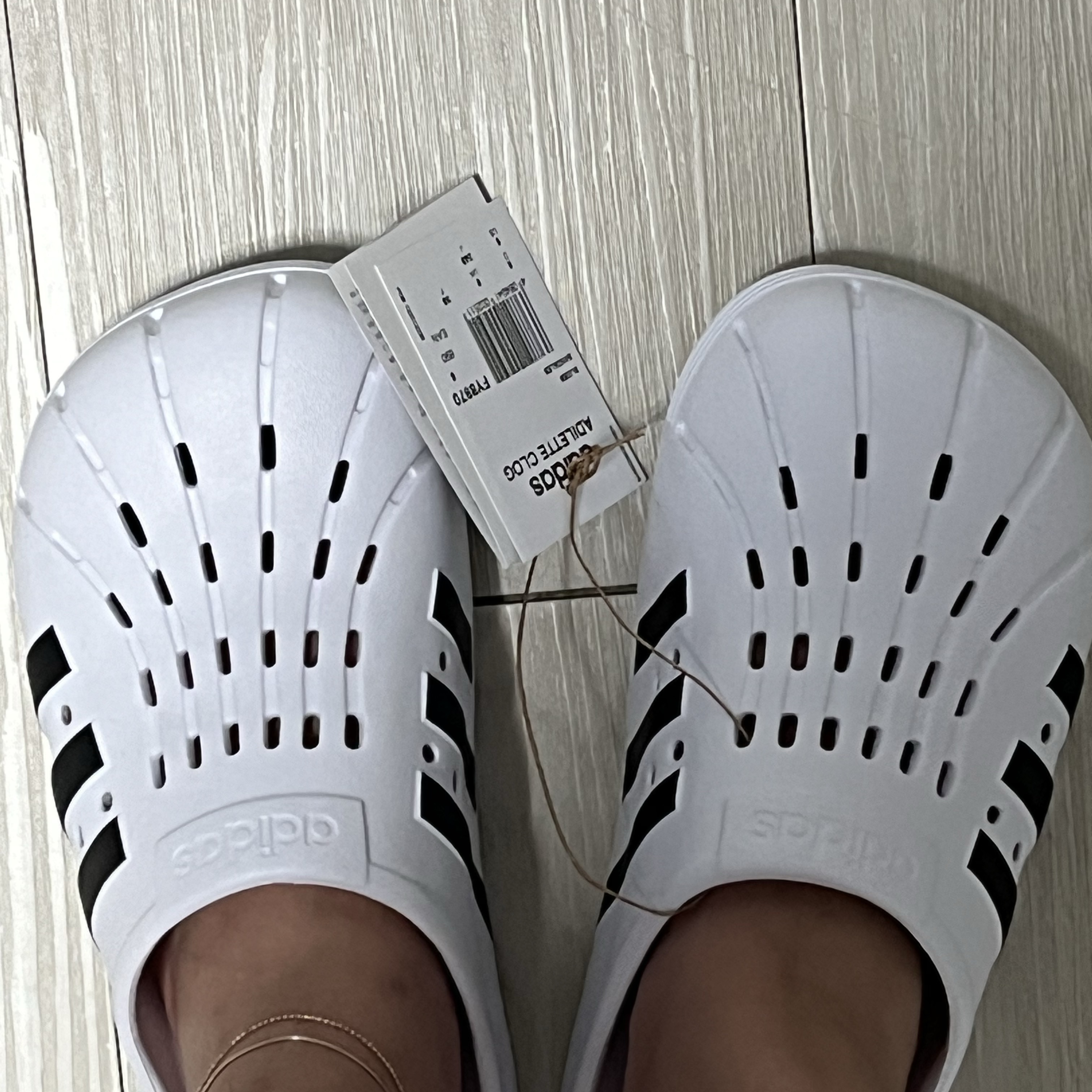 Adidas Adilette Clog White Black 착용 스타일