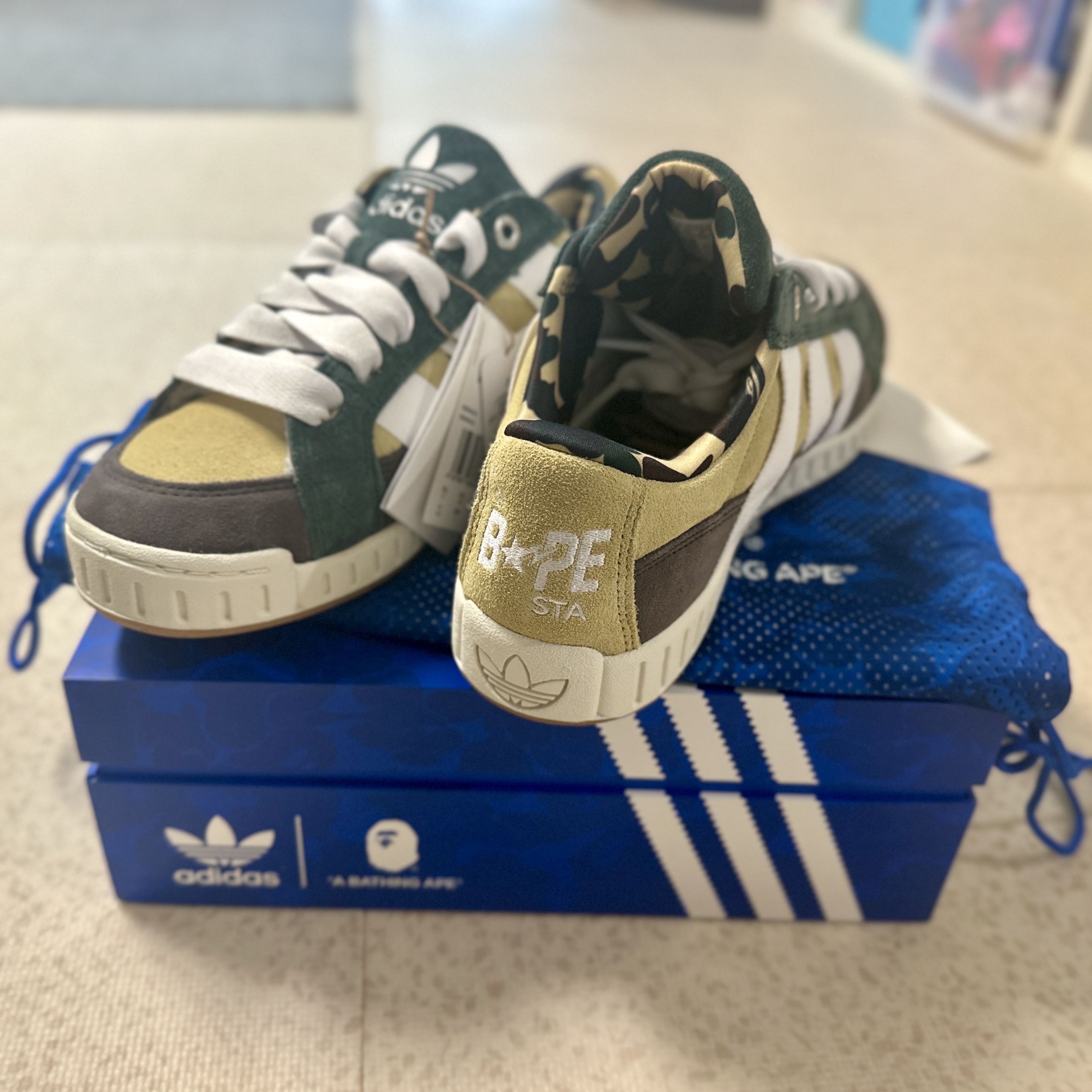 Adidas X BAPE Lawsuit Sand Cloud White 착용 스타일 - 2