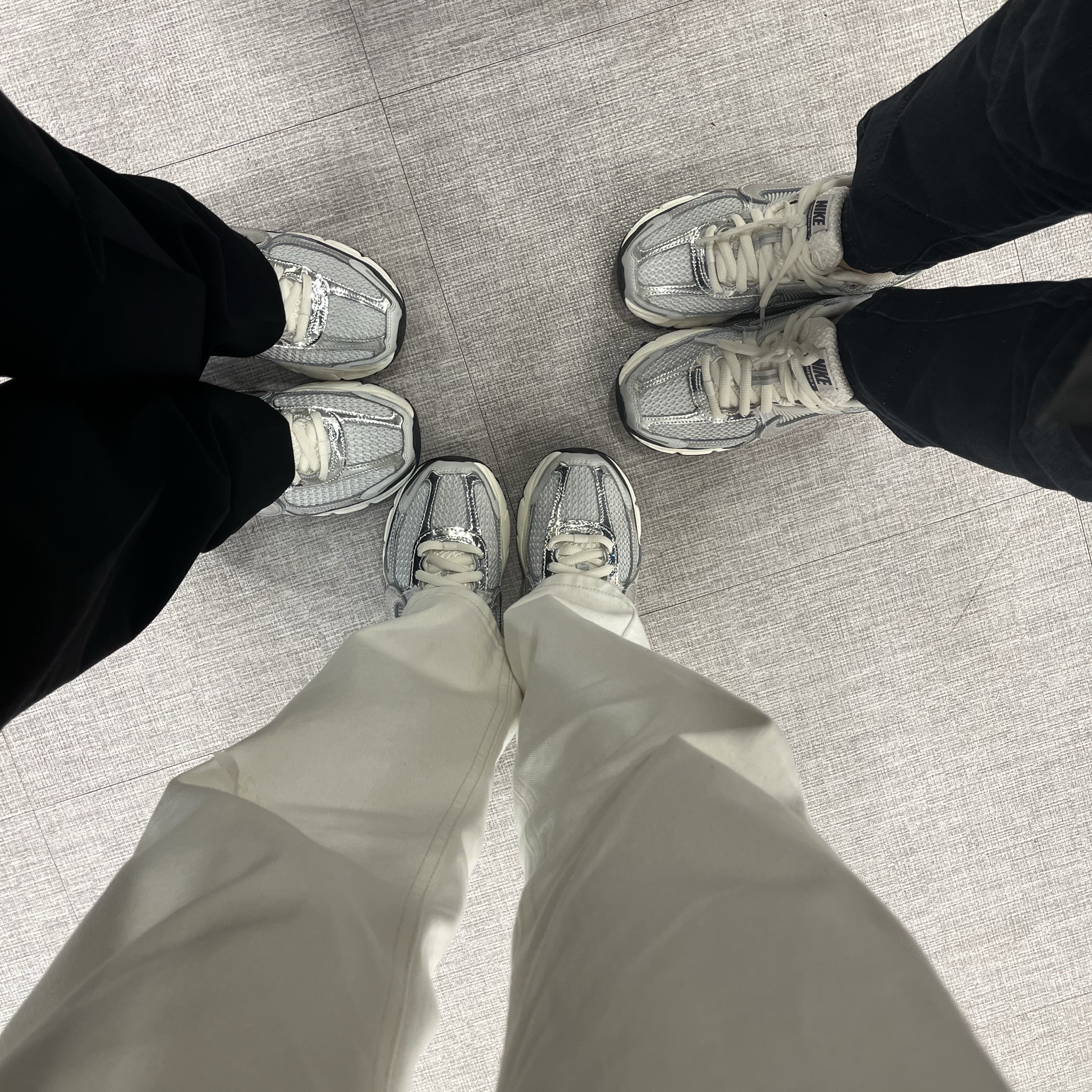 (W) Nike Zoom Vomero 5 Photon Dust and Metallic Silver 착용 스타일