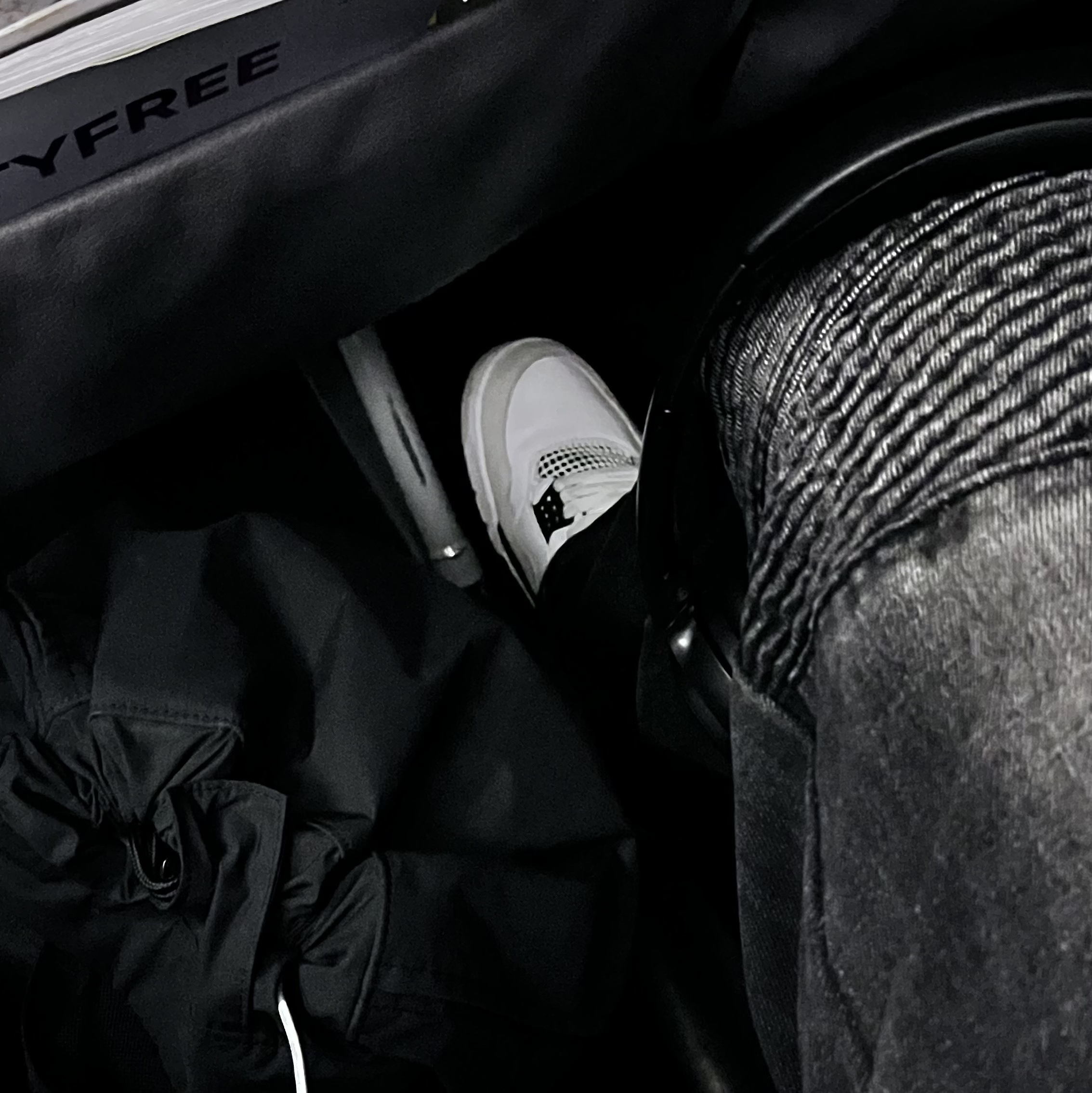 Jordan 4 Retro White and Black 착용 스타일