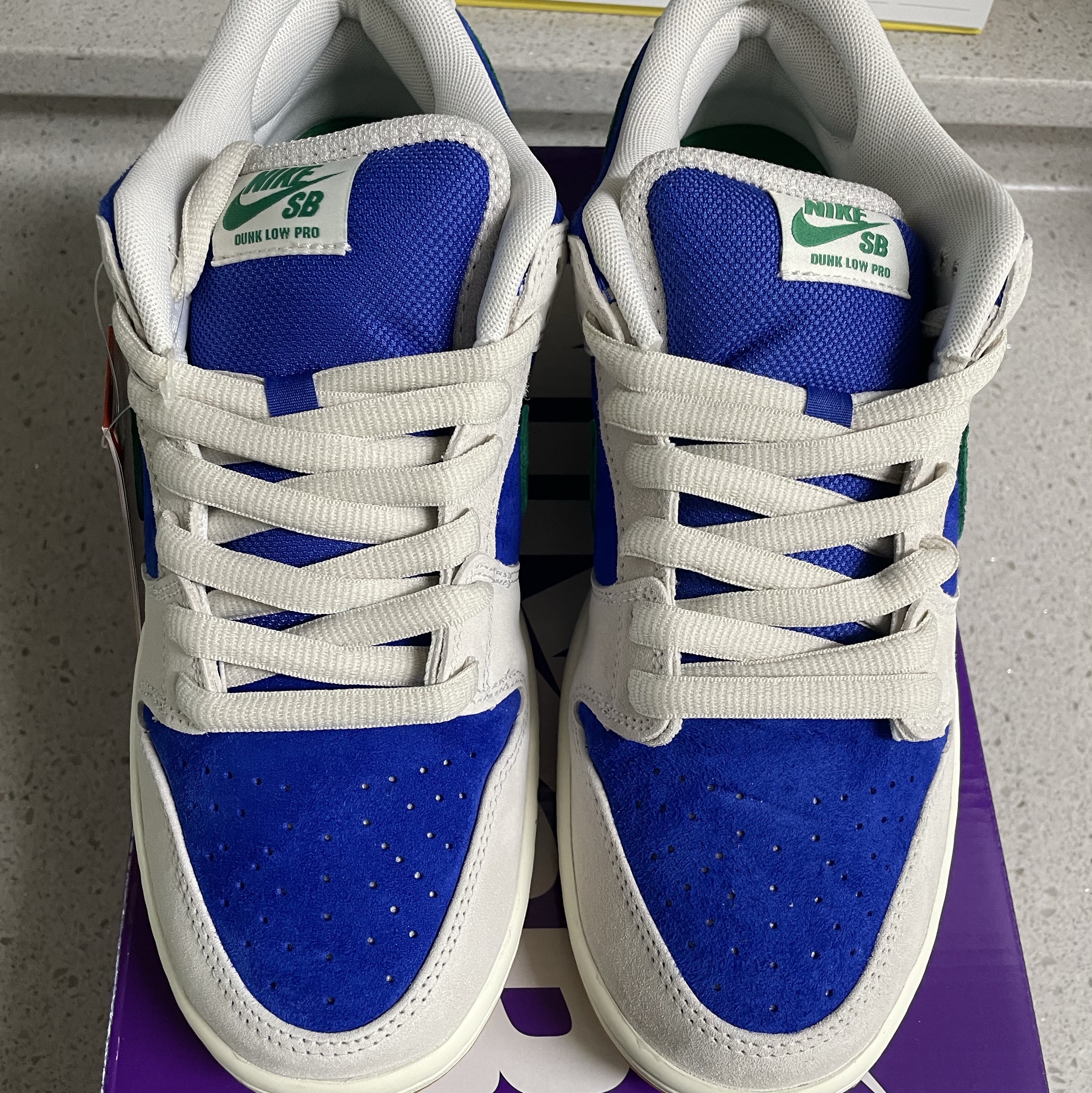 Nike SB Dunk Low Pro Phantom and Hyper Royal 착용 스타일 - 4