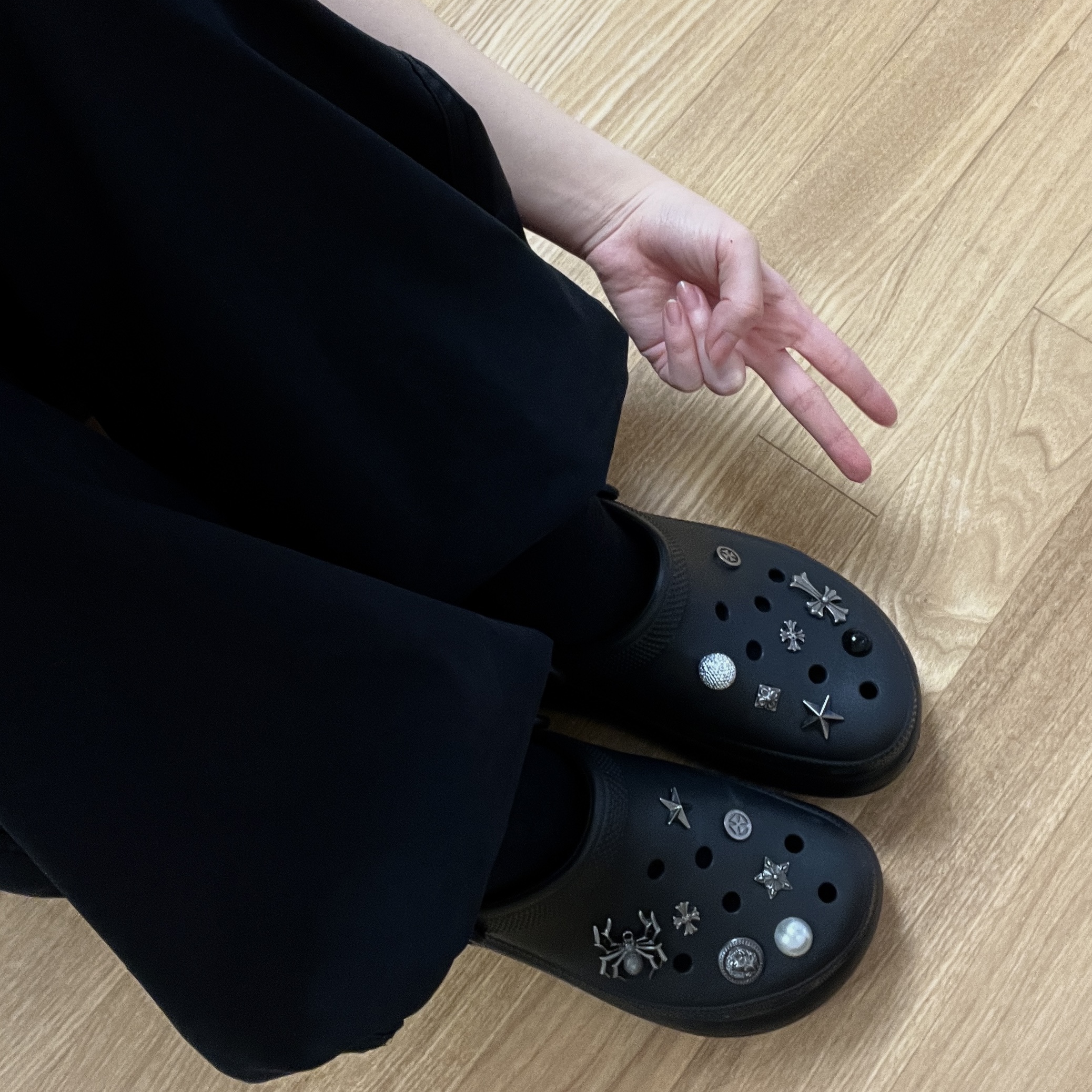 Crocs Classic Crush Clog Black 착용 스타일