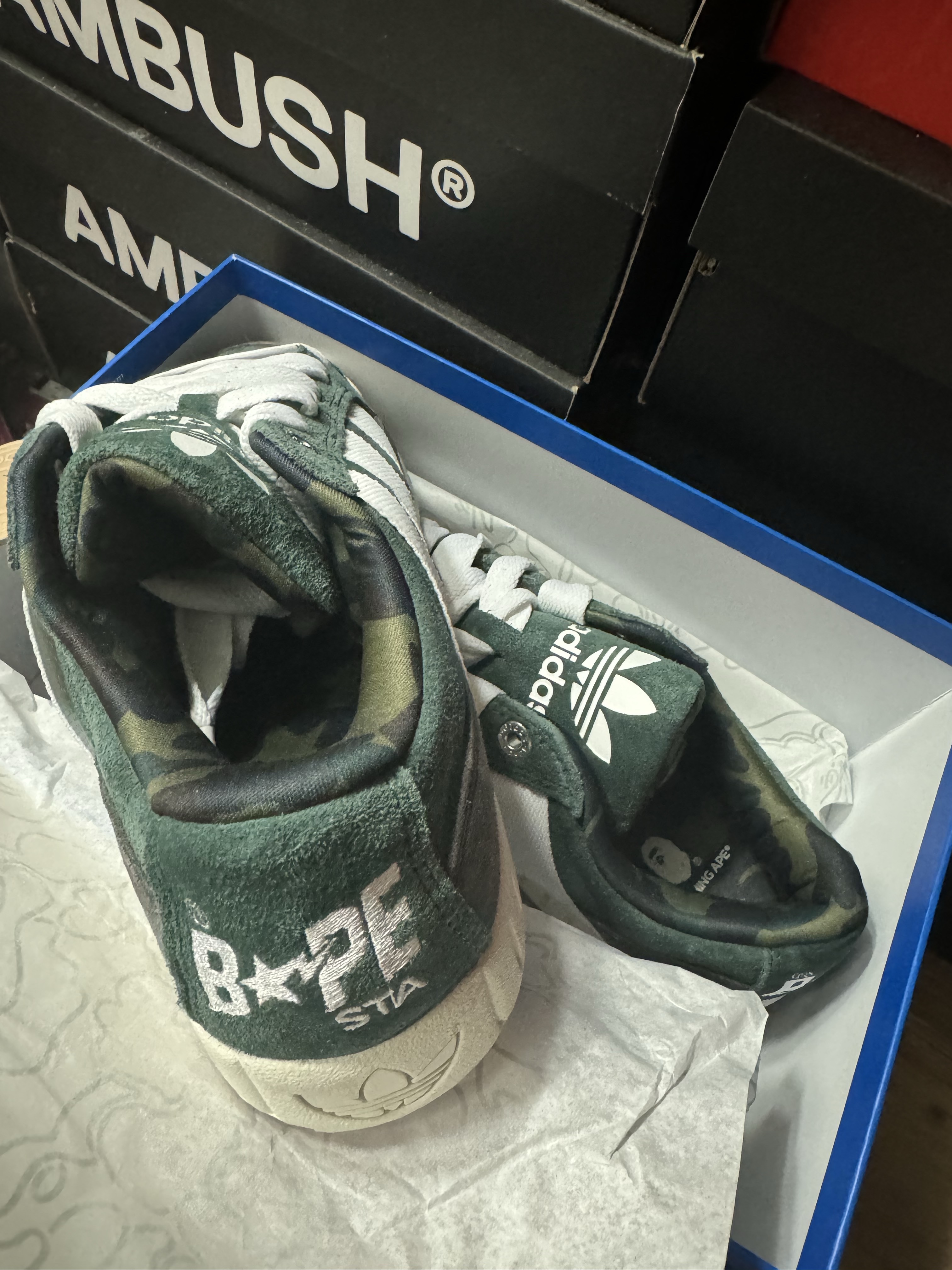 Adidas X BAPE Lawsuit Sand Cloud White 착용 스타일 - 2