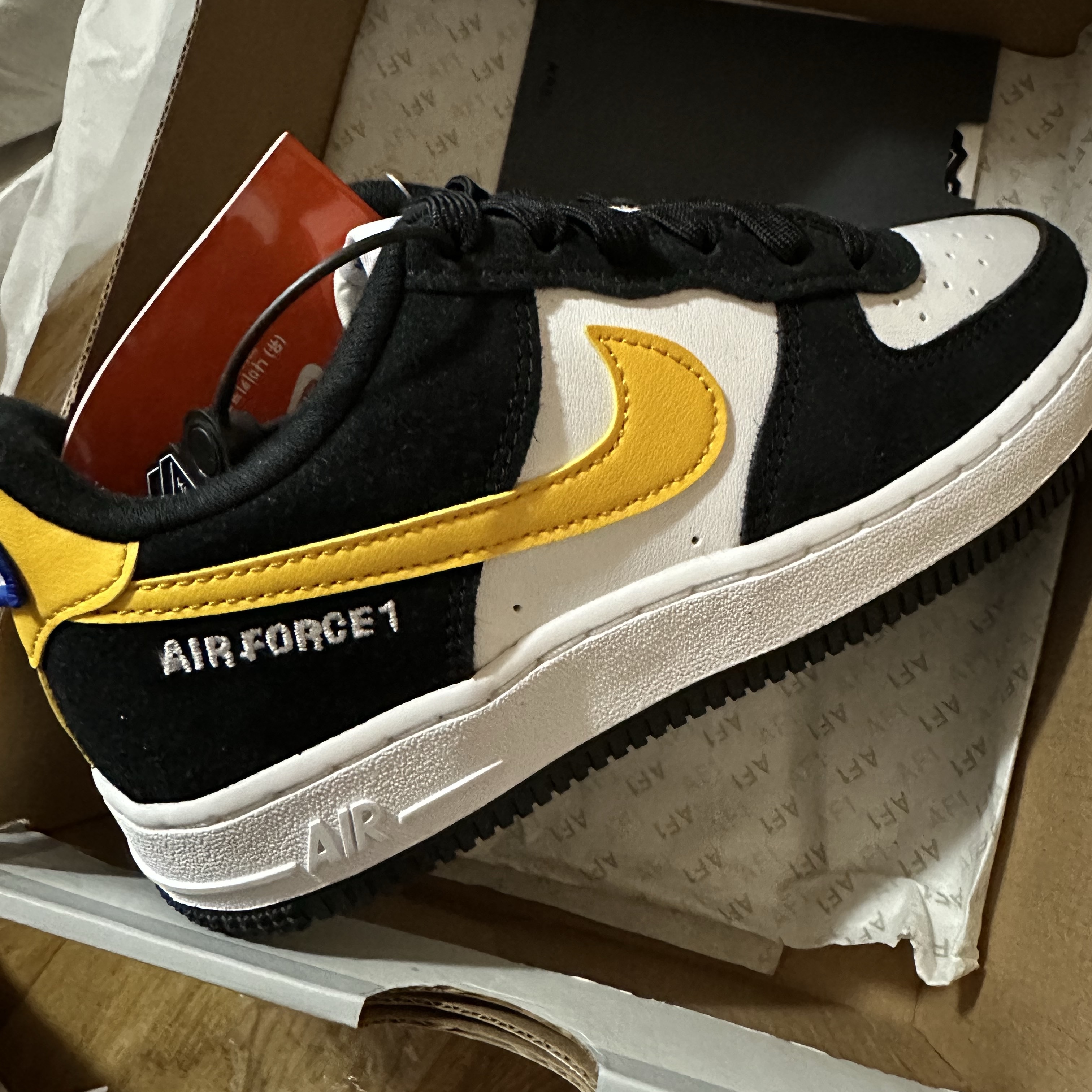 (GS) Nike Air Force 1 LV8 Athletic Club Black Dark Sulfur 착용 스타일