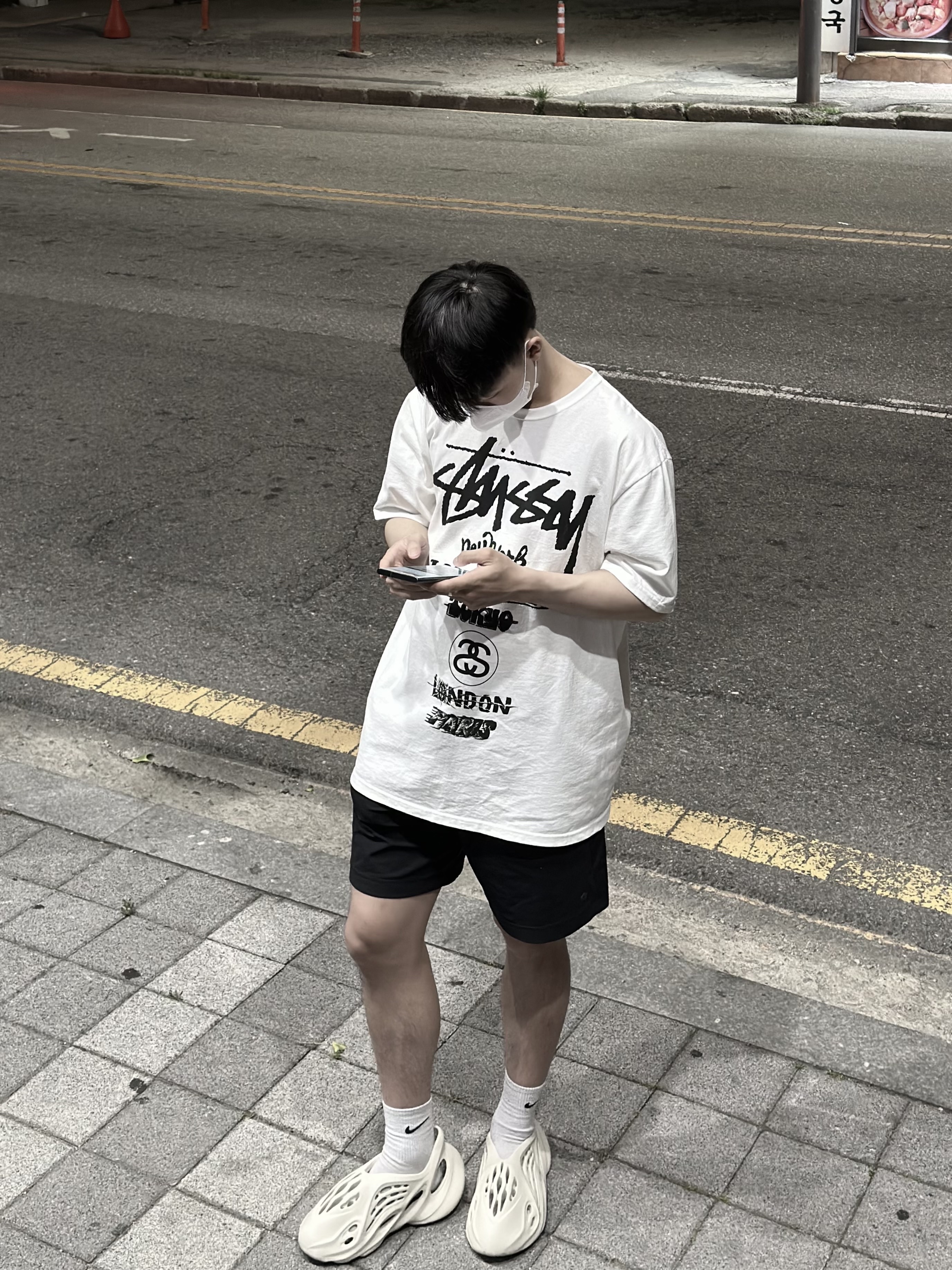 Stussy Tour T-Shirt White, Adidas Yeezy Foam RNNR Sand 착용 스타일 - 1