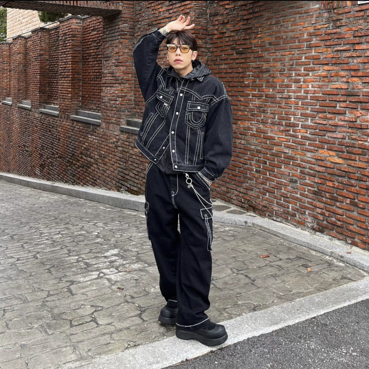 True Religion Big T Origin Trucker Jacket Black, True Religion Classic Cargo Pants Mk-2 Black 착용 스타일 - 2