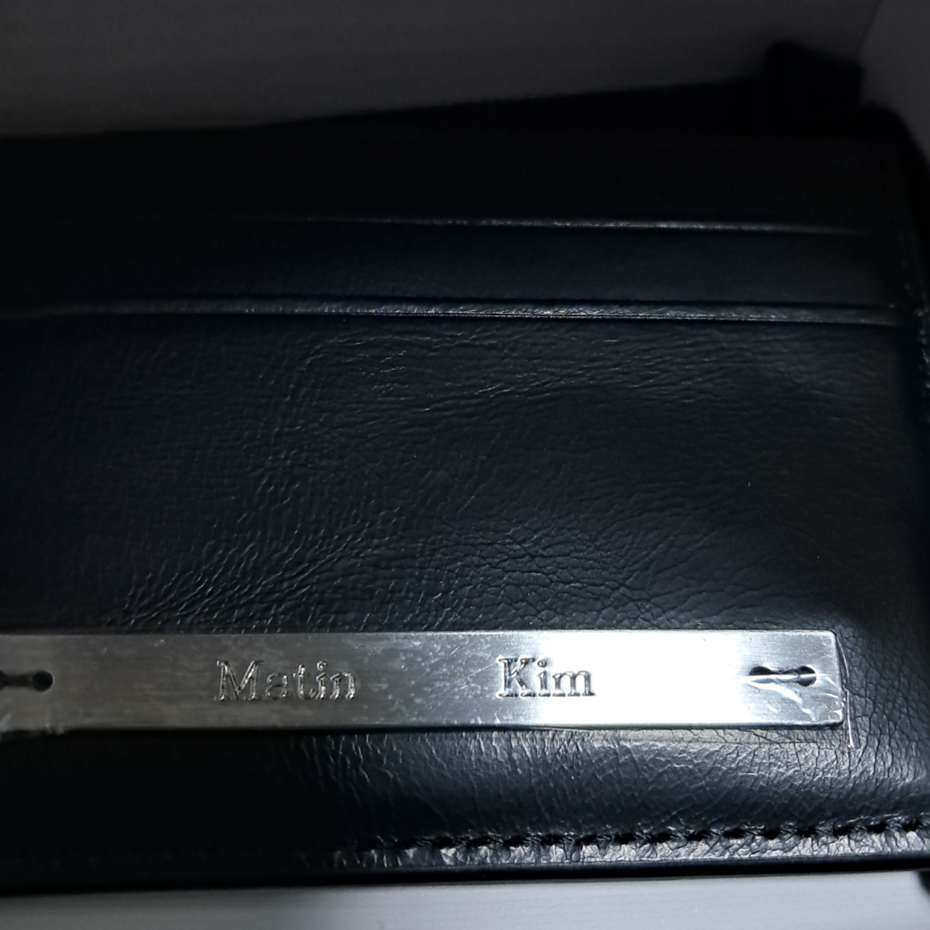 Matin Kim Vintage Card Wallet Black 착용 스타일