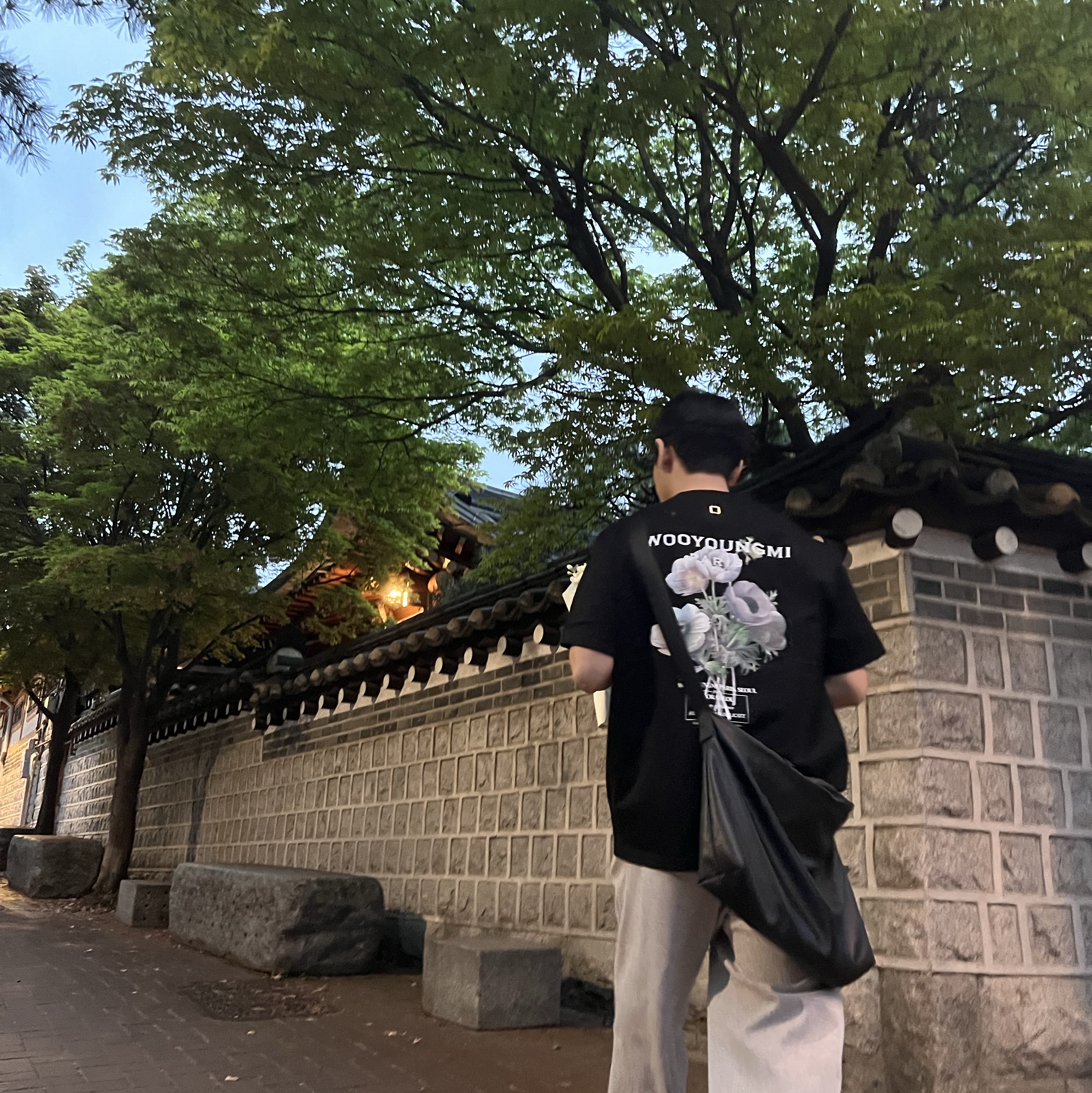 Wooyoungmi Flower Print Back Logo T-Shirt Black - 23FW 착용 스타일 - 2