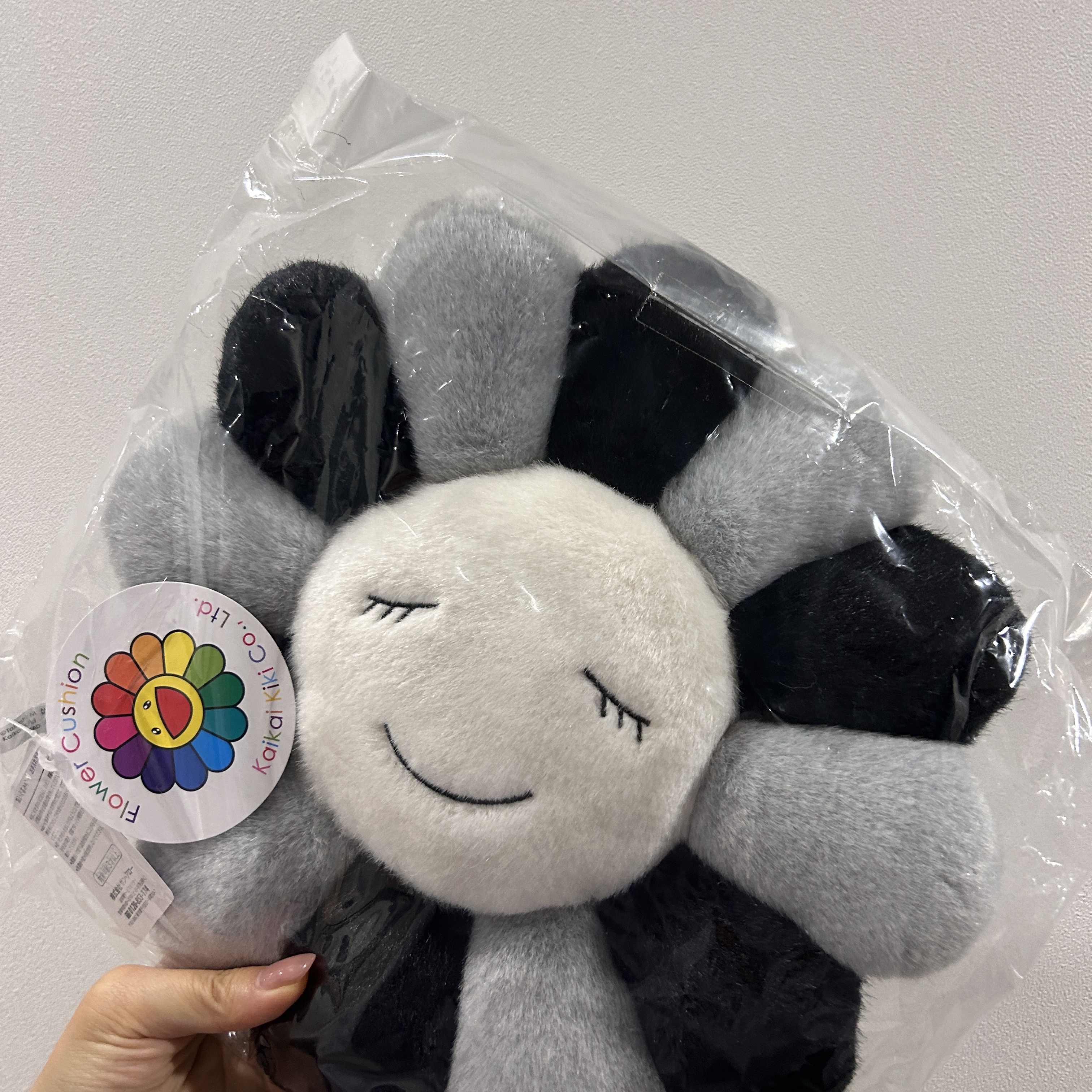 Kaikai Kiki Flower Cushion 30cm Grey Black 착용 스타일