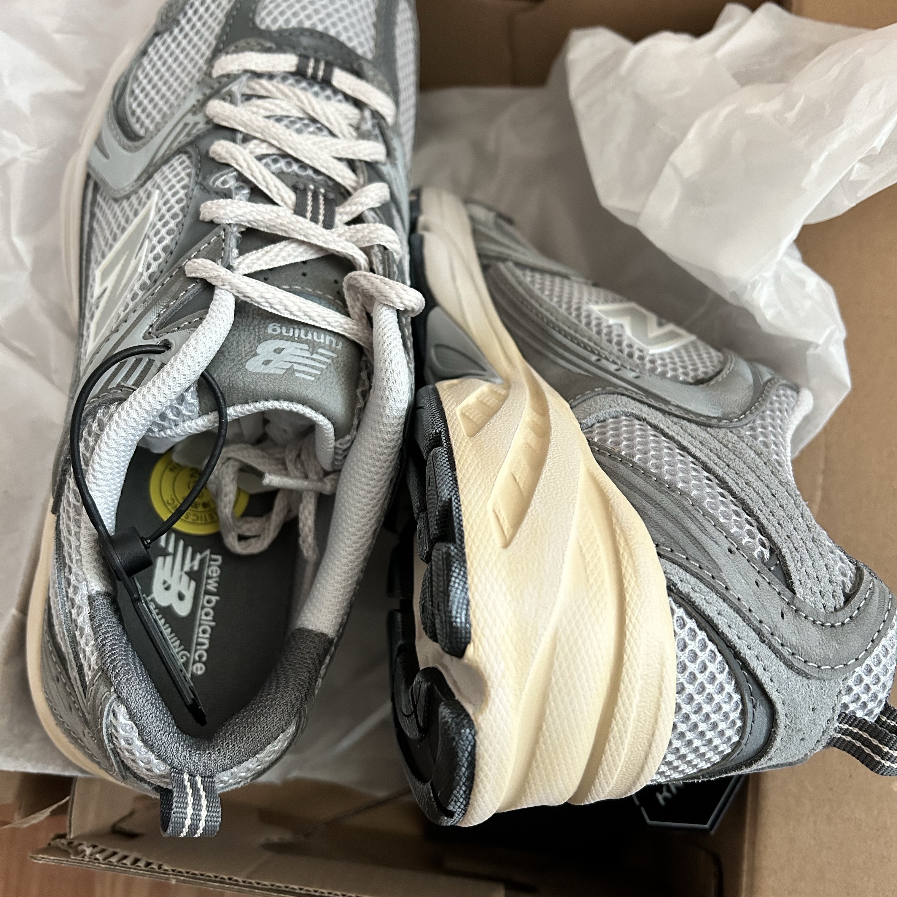 New Balance 530 Premium Vintage Grey Matter 착용 스타일