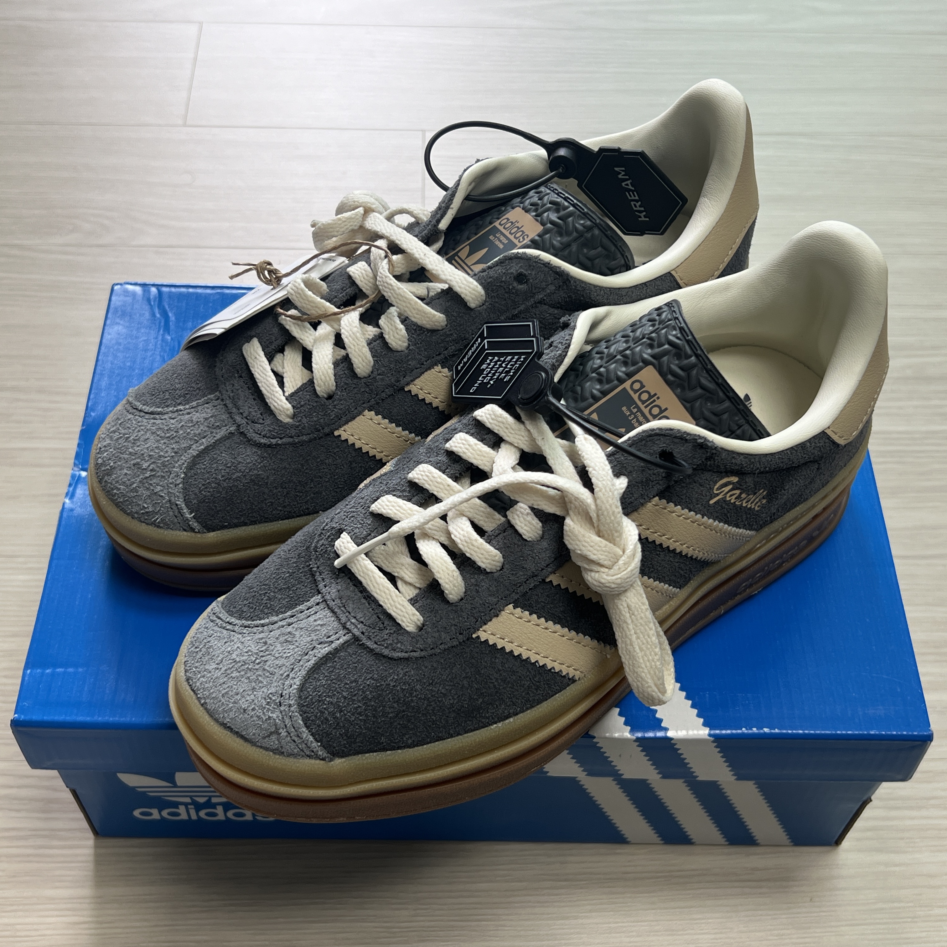 (W) Adidas Gazelle Bold Grey Six Magic Beige 착용 스타일 - 1