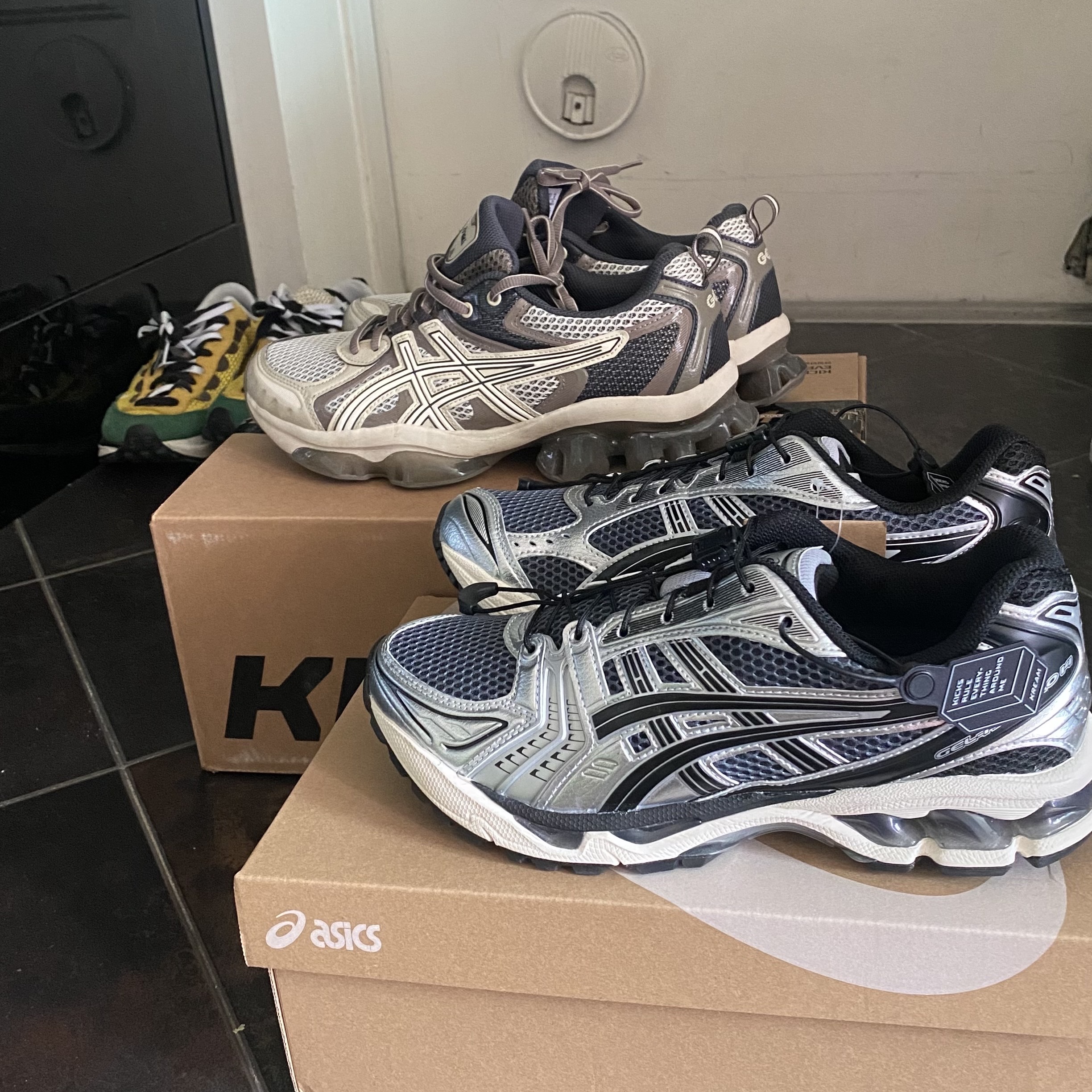 Asics Gel-Quantum Kinetic Birch Dark Taupe, Asics Unlimited Gel-Kayano 14 Carrier Grey Black 착용 스타일