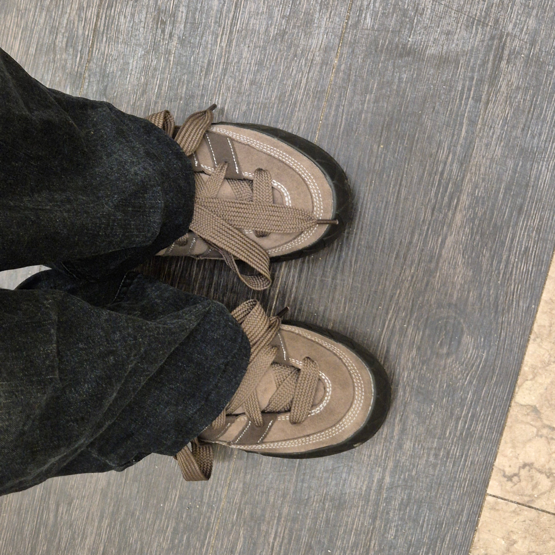 (W) Adidas Adimatic Earth Strata Dark Brown 착용 스타일