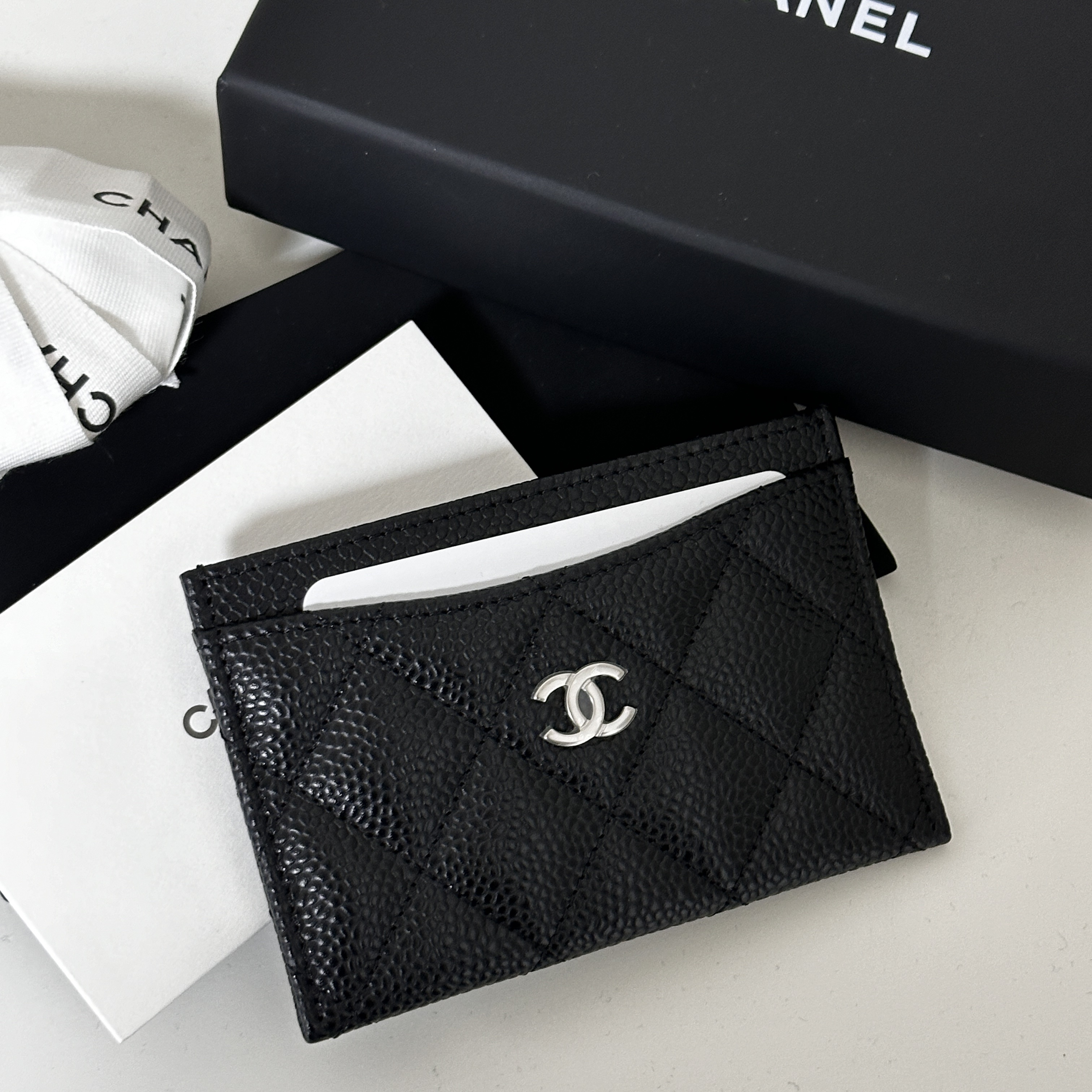 Chanel Classic Card Holder Grained Calfskin & Silver Black 착용 스타일