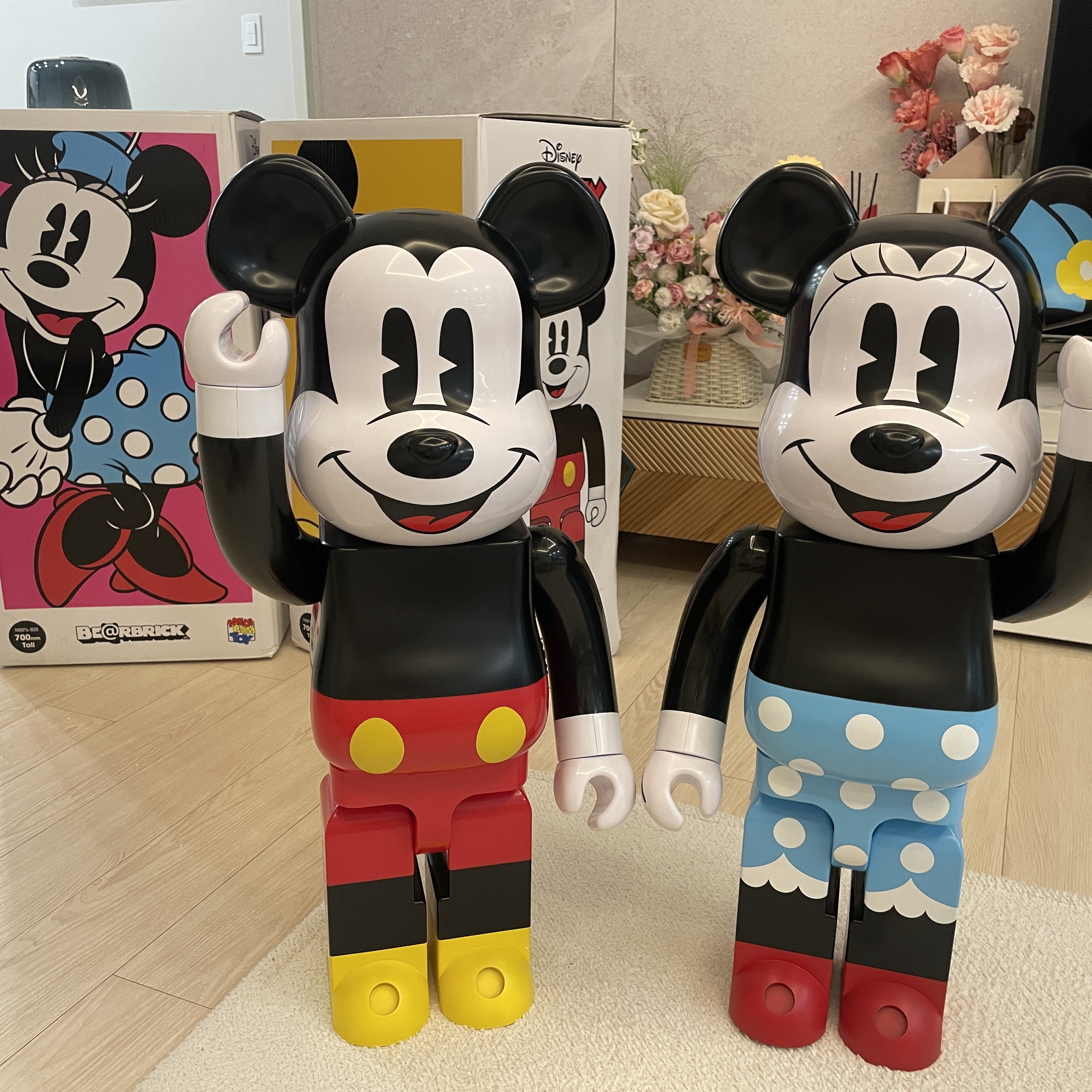 Bearbrick Mickey Mouse 1000% (R&W 2017 Ver.), Bearbrick Minnie Mouse 1000% 착용 스타일 - 1