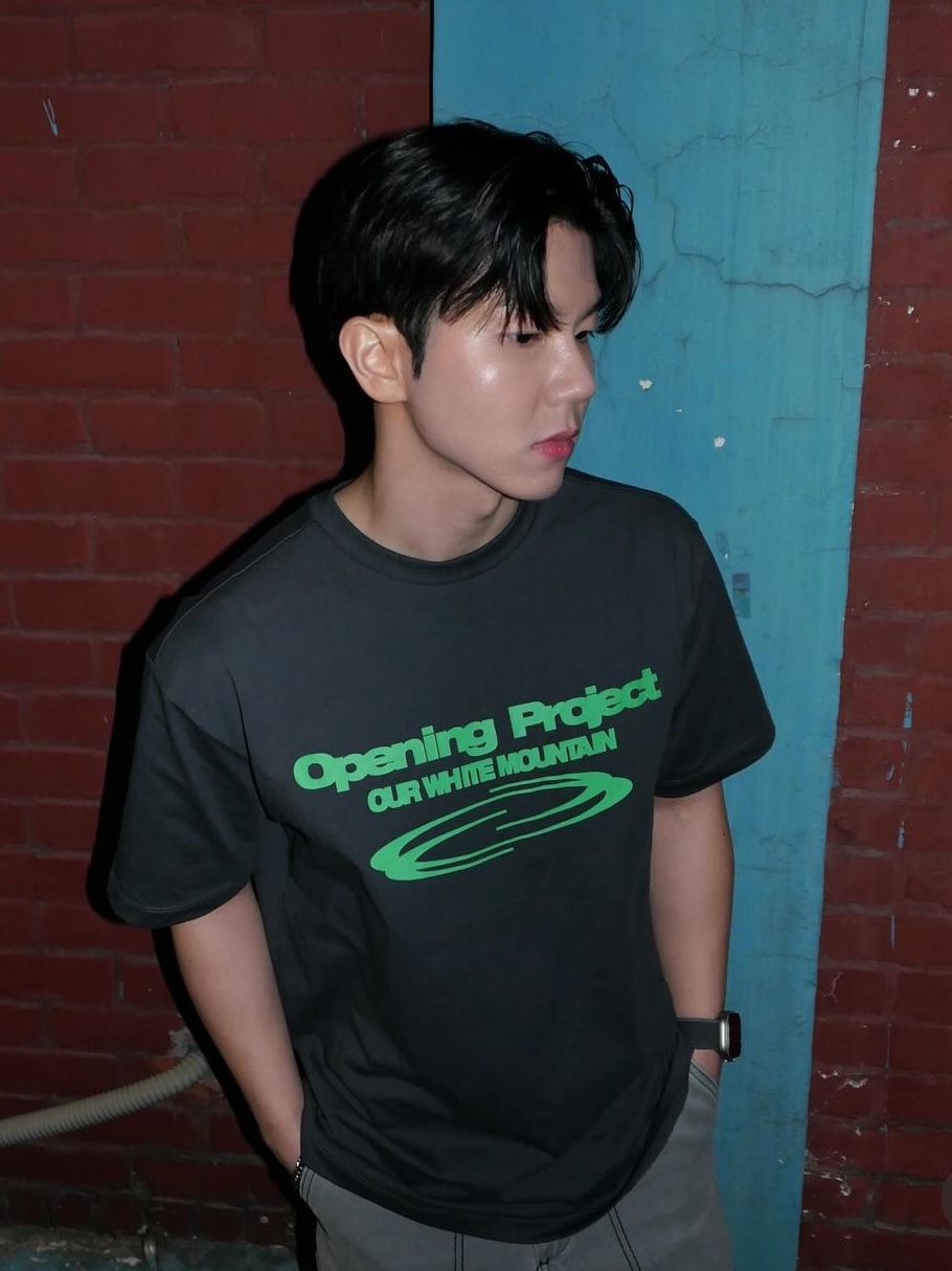 Opening Project Identity T-Shirts Charcoal, Opening Project Identity T-Shirts Navy 착용 스타일