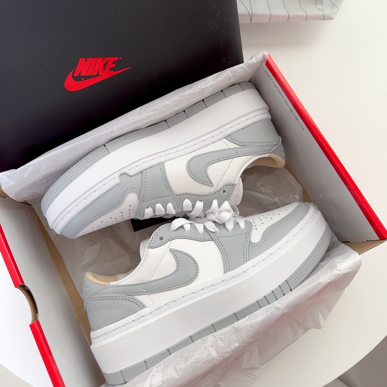 (W) Jordan 1 Elevate Low White and Wolf Grey 착용 스타일 - 2