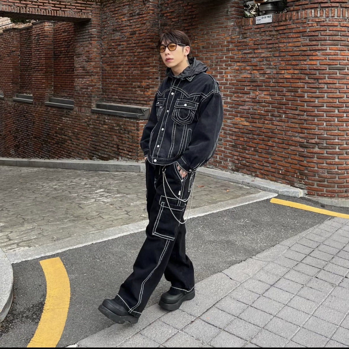 True Religion Big T Origin Trucker Jacket Black, True Religion Classic Cargo Pants Mk-2 Black 착용 스타일 - 2