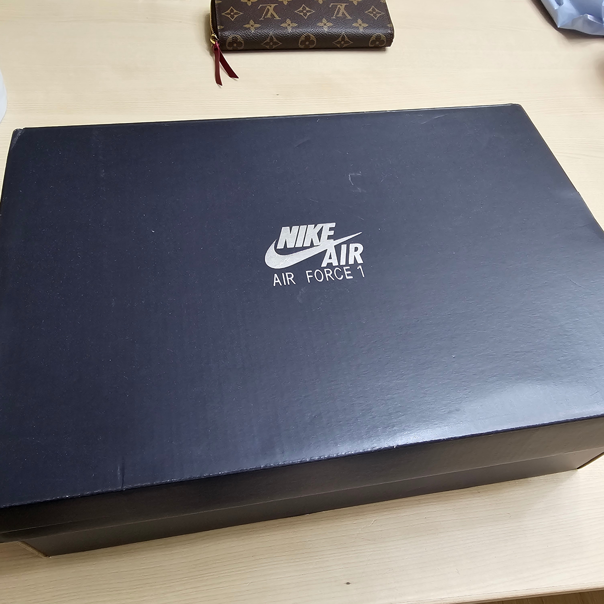 Nike Air Force 1 Low Black Metallic Gold Removable Swoosh Pack 착용 스타일 - 3