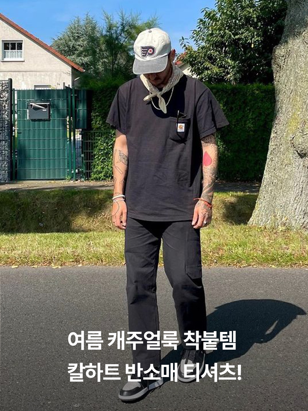 Carhartt Loose Fit Heavyweight Regular Short Sleeve Pocket T-Shirt Black, Carhartt WIP S/S Double Heart T-Shirt Blue 착용 스타일 - 2