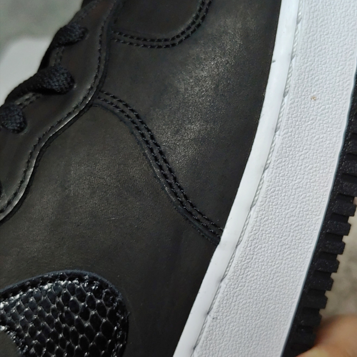 Nike x Stussy Air Force 1 '07 Mid SP Black 착용 스타일 - 2
