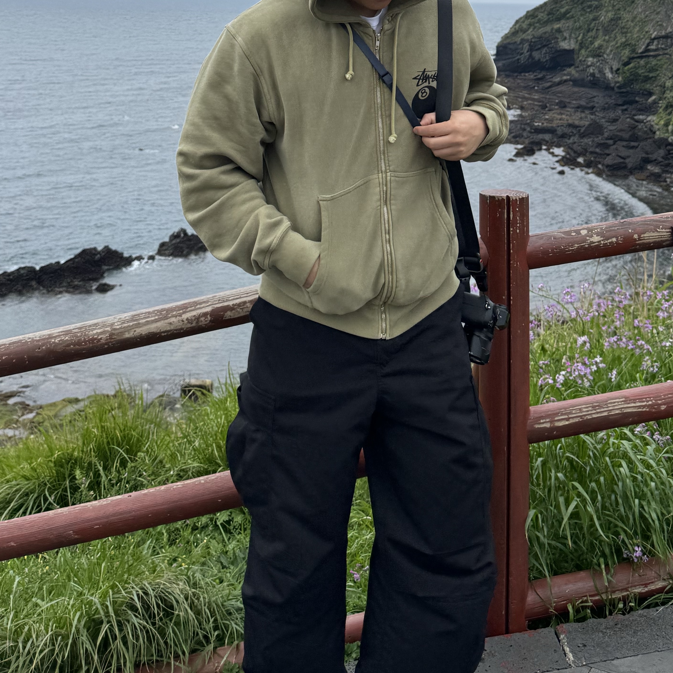 Stussy 8 Ball Pigment Dyed Zip Hoodie Olive 착용 스타일 - 2