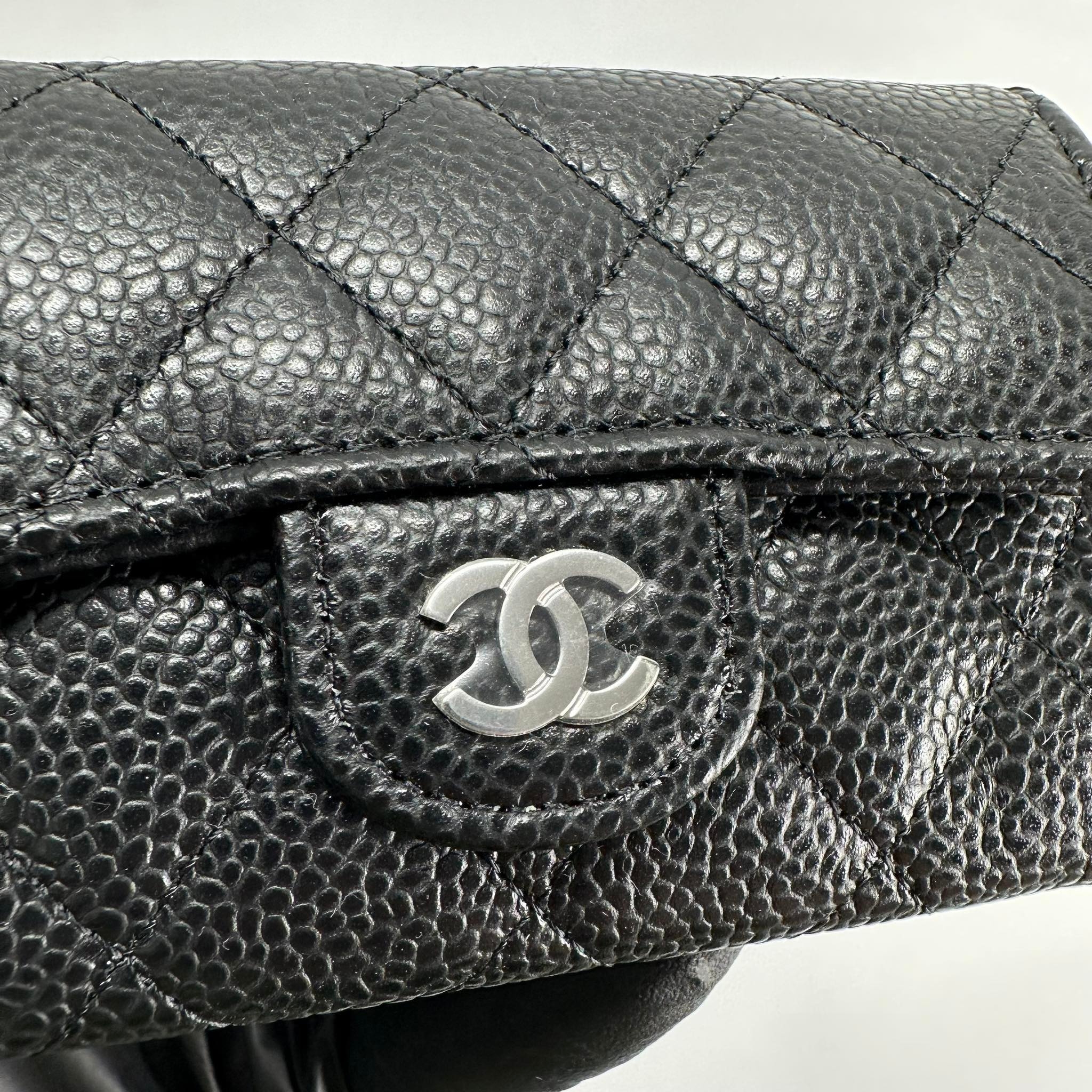 Chanel Classic Card Holder Grained Calfskin & Silver Black 착용 스타일 - 2
