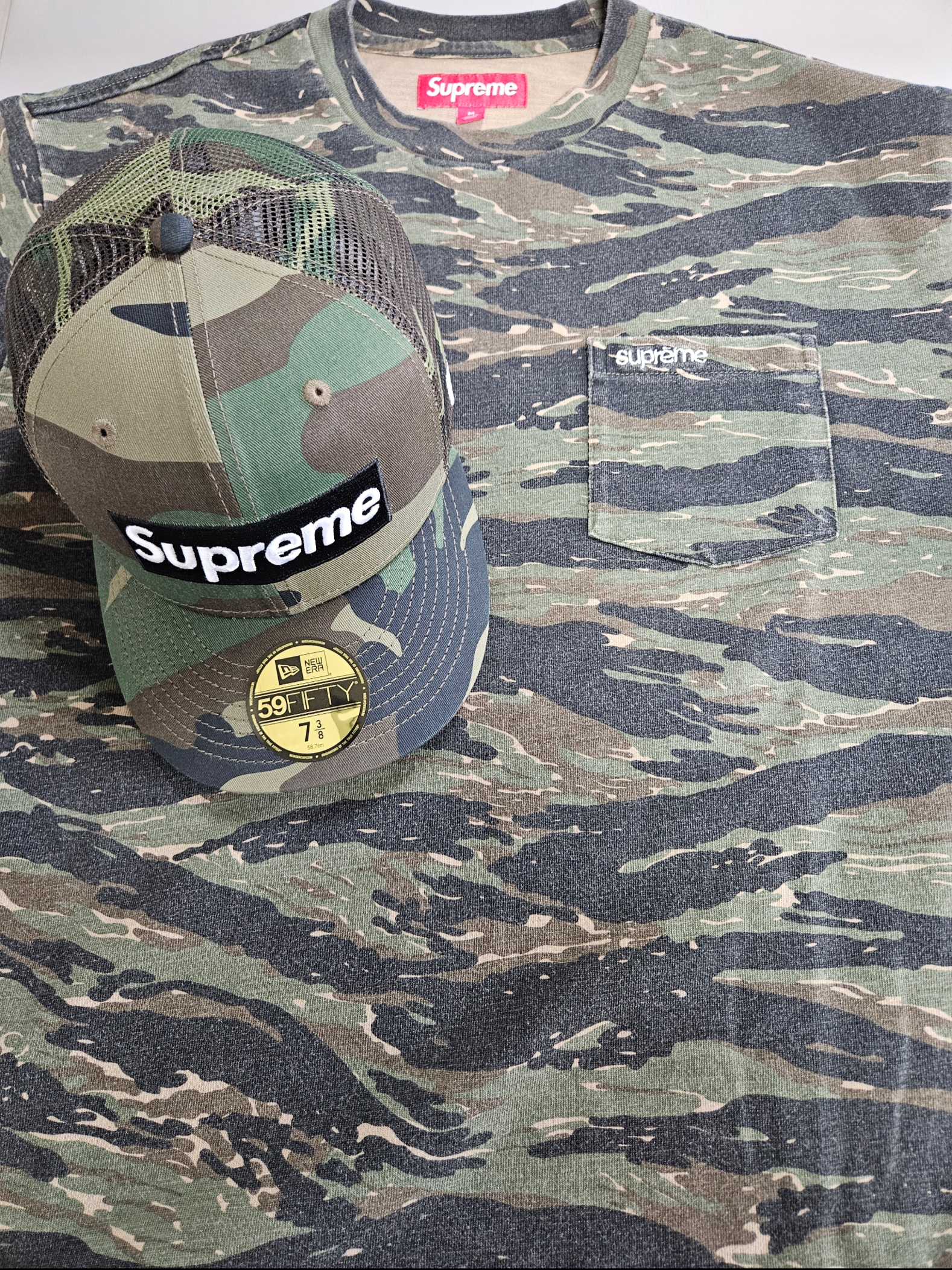 Supreme S/S Pocket T-Shirt Tiger Camo - 24SS, Supreme Box Logo Mesh Back New Era Woodland Camo - 24SS 착용 스타일 - 1