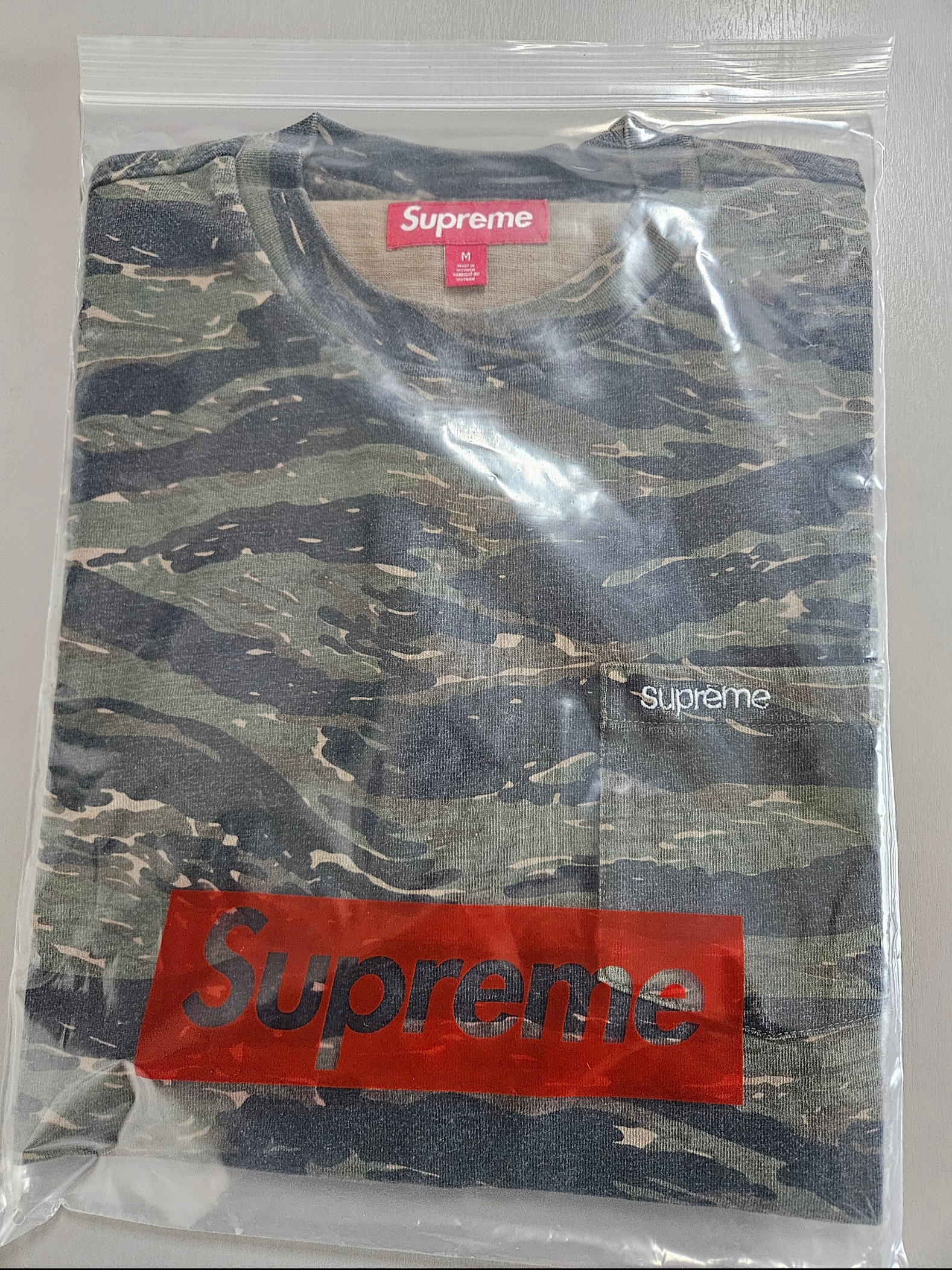 Supreme S/S Pocket T-Shirt Tiger Camo - 24SS, Supreme Box Logo Mesh Back New Era Woodland Camo - 24SS 착용 스타일 - 2