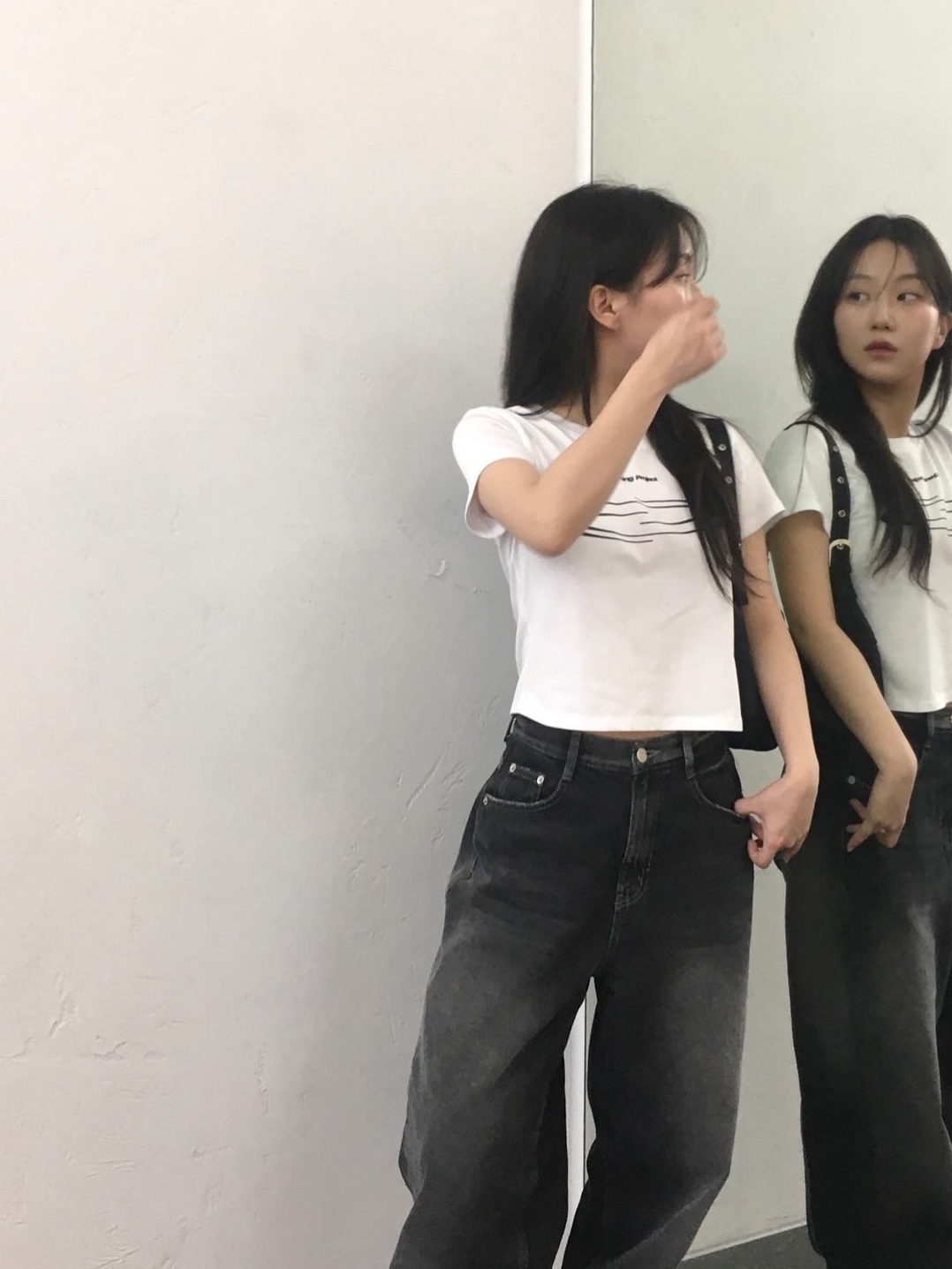 Opening Project Woman Cropped Symbol T-Shirts White, Opening Project Woman Cropped Symbol T-Shirts Black 착용 스타일