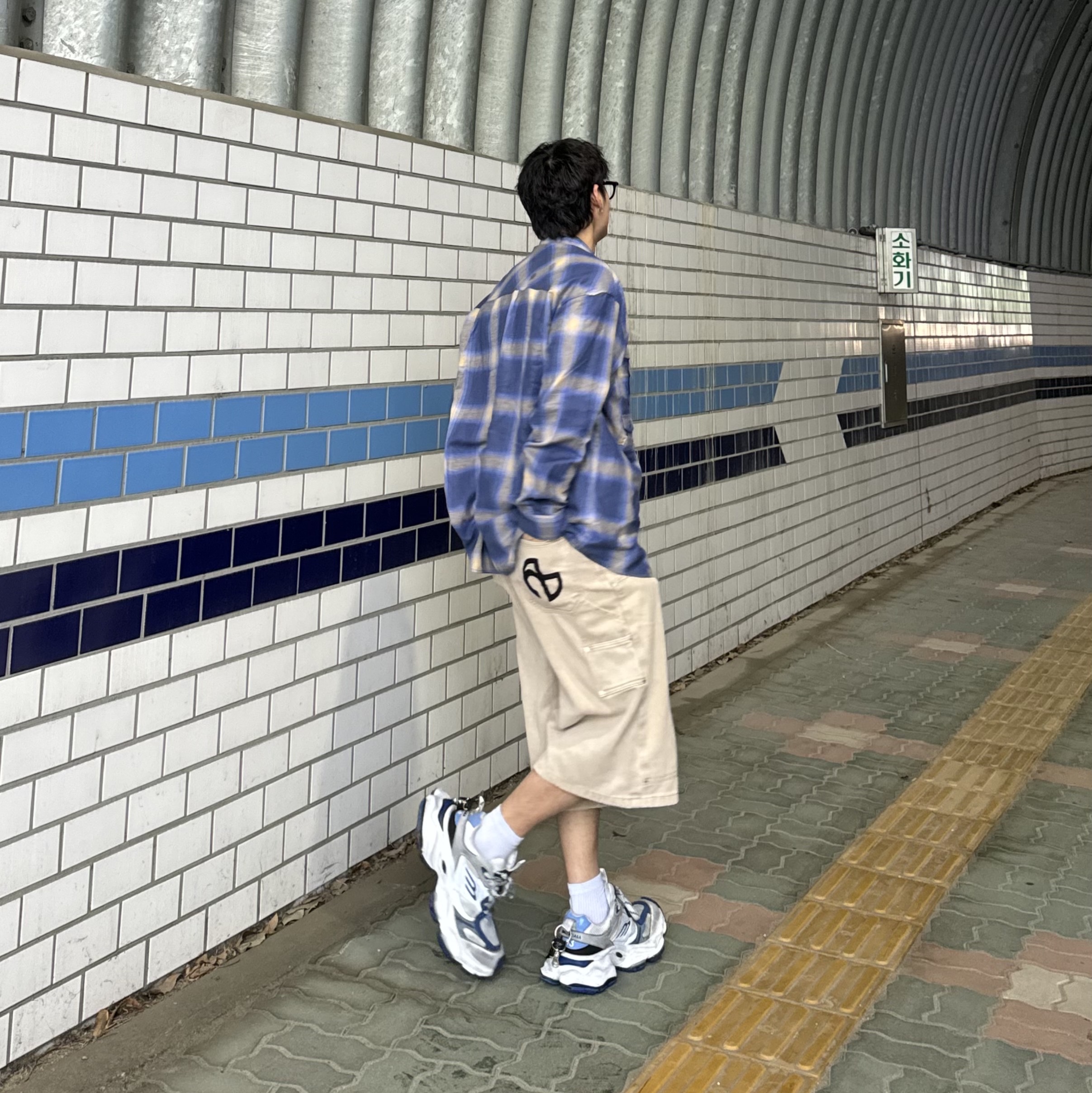 Balenciaga Cargo Sneakers Grey White Blue 착용 스타일 - 4