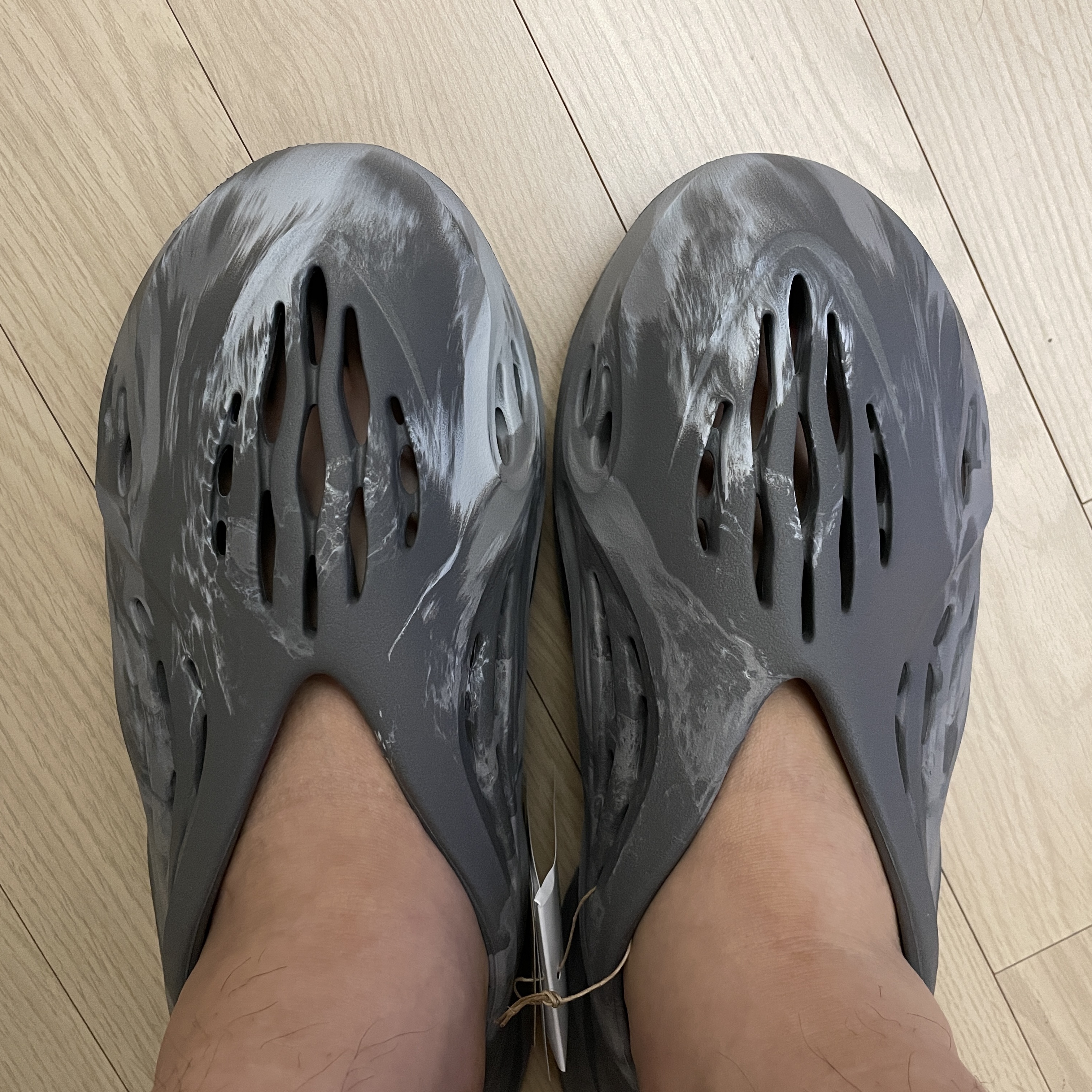 Adidas Yeezy Foam RNNR MX Granite 착용 스타일 - 2