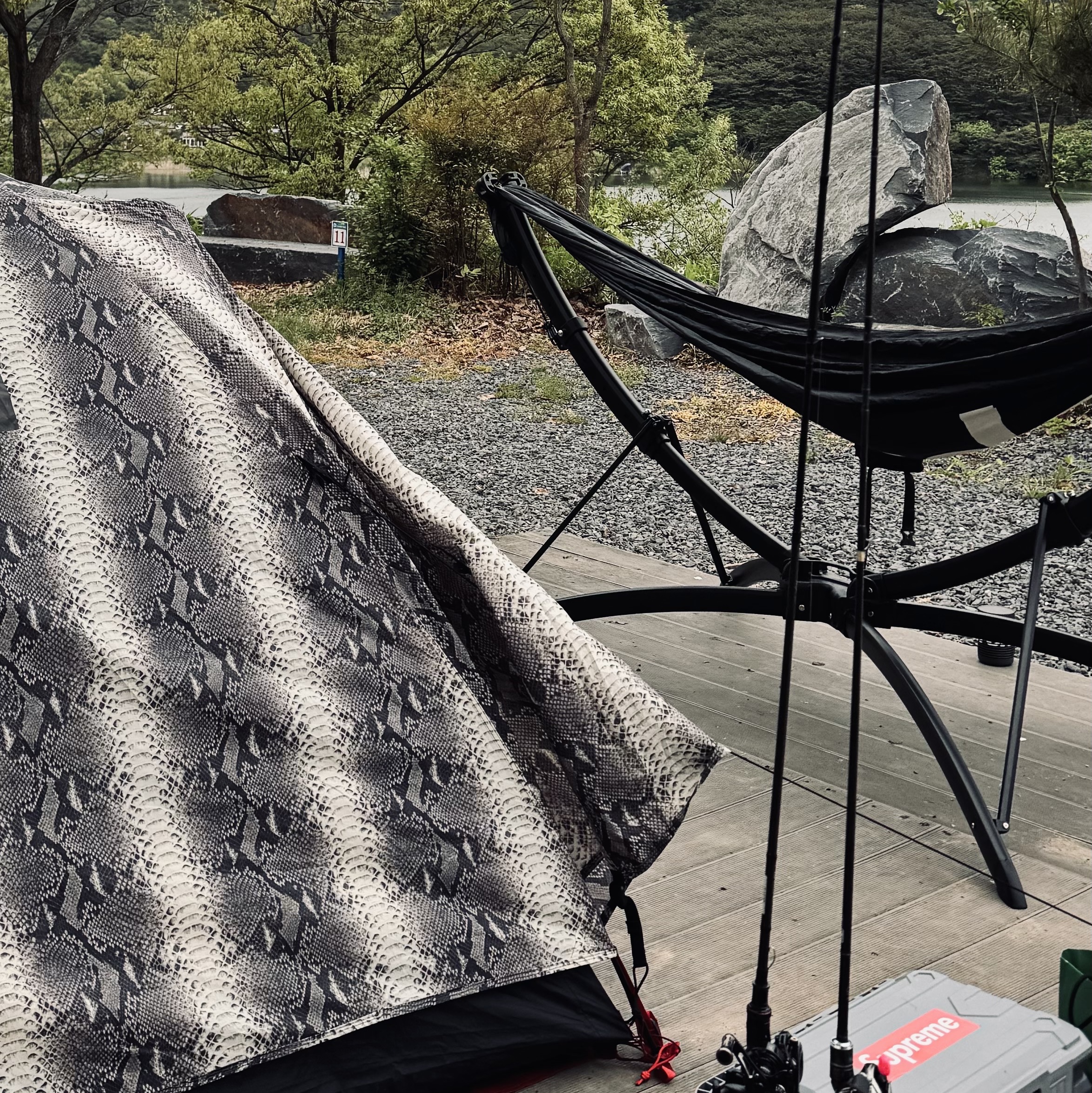 Supreme x The North Face Snakeskin Taped Seam Stormbreak 3 Tent Black - 18SS, Supreme ENO Double Nest Hammock Black - 19SS 착용 스타일