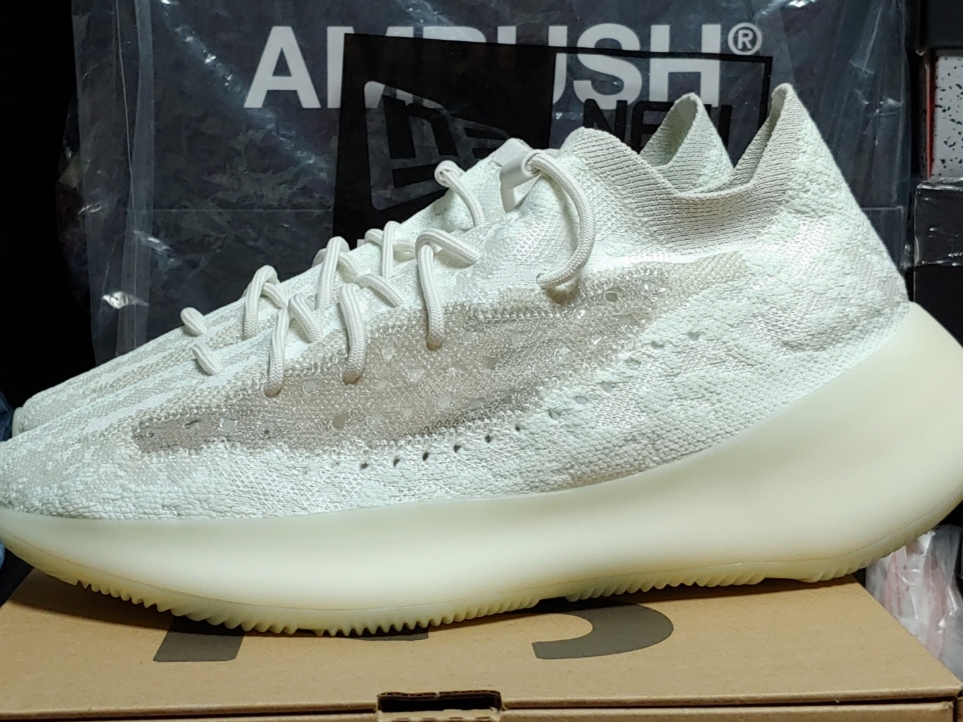 Adidas Yeezy Boost 380 Calcite Glow 착용 스타일 - 2
