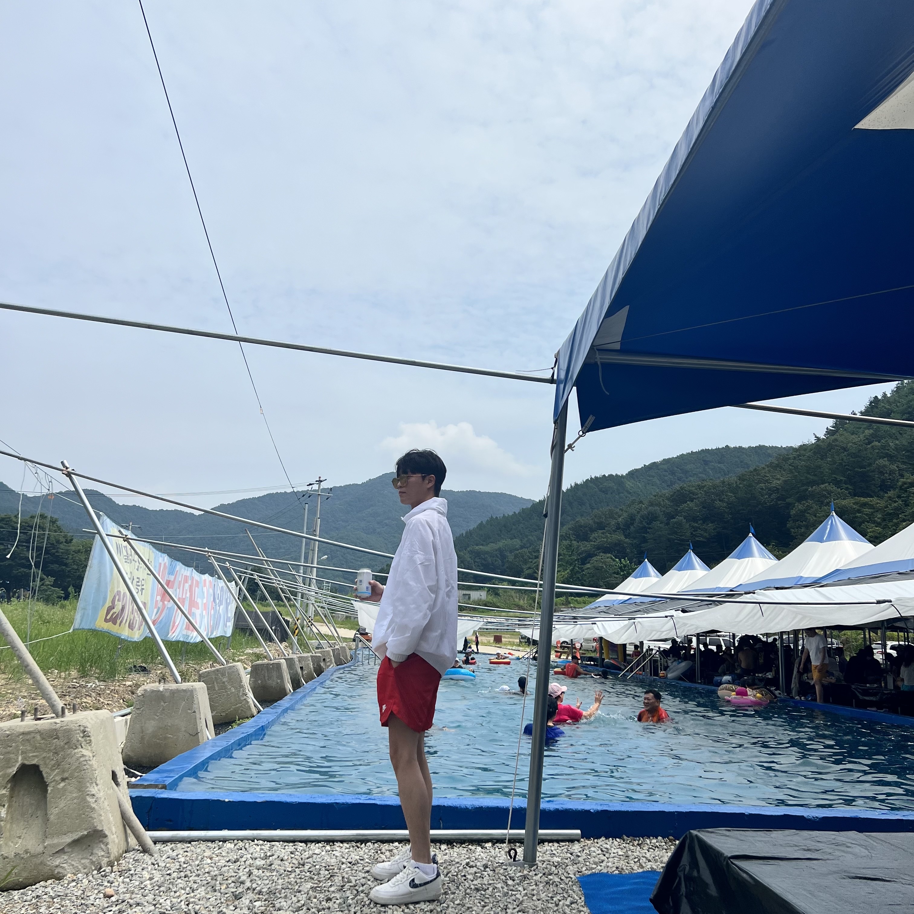 Nike NSW Unlined Woven Windrunner Anorak Jacket White - Asia, Nike NSW Woven Lined Flow Shorts University Red - US/EU 착용 스타일