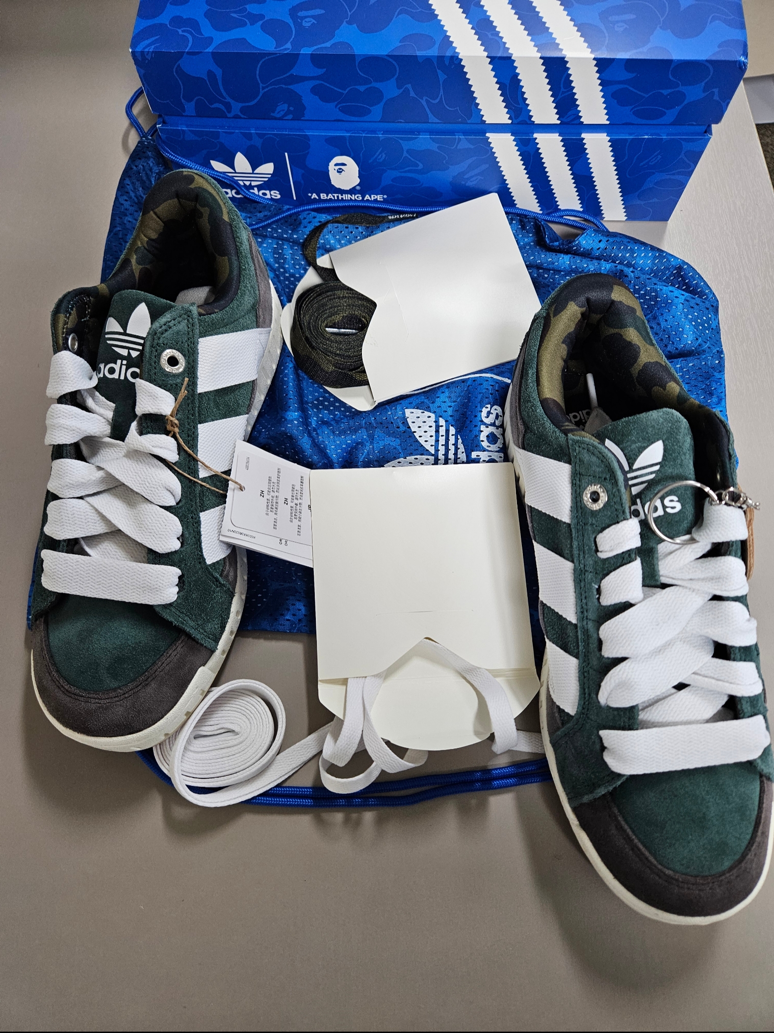 Adidas x BAPE Lawsuit Shadow Green Cloud White 착용 스타일 - 5